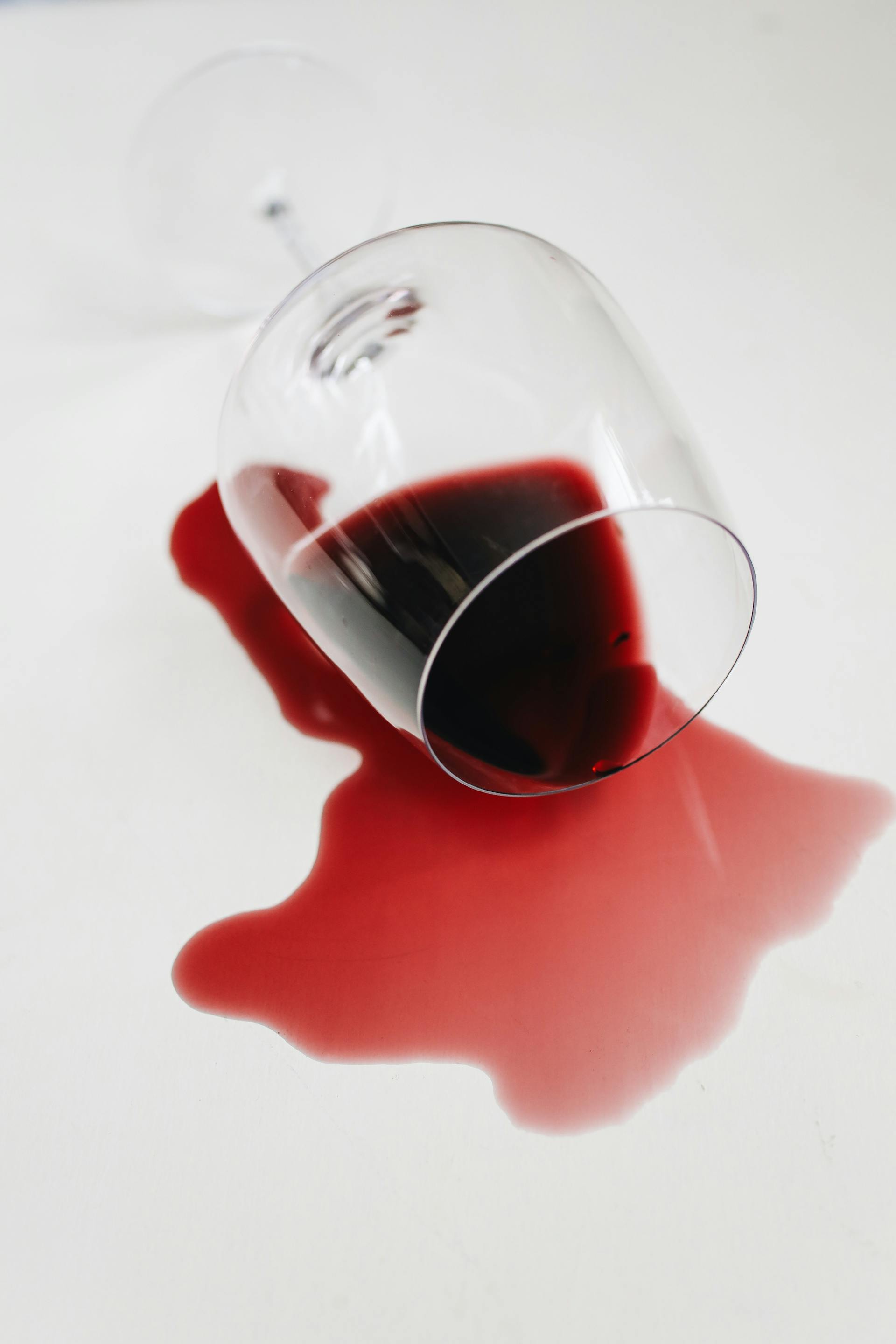 Verschütteter Rotwein aus einem Glas | Quelle: Pexels