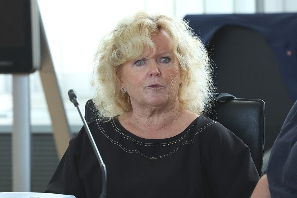 26. August 2026, Mecklenburg-Vorpommern, Rostock: Christine Habetha, eine Rechtsanwältin, die die Mutter des ermordeten 8-Jährigen als Mitklägerin vertritt, wartet im Gerichtssaal des Landgerichts auf die Fortsetzung der Verhandlung | Quelle: Getty Images