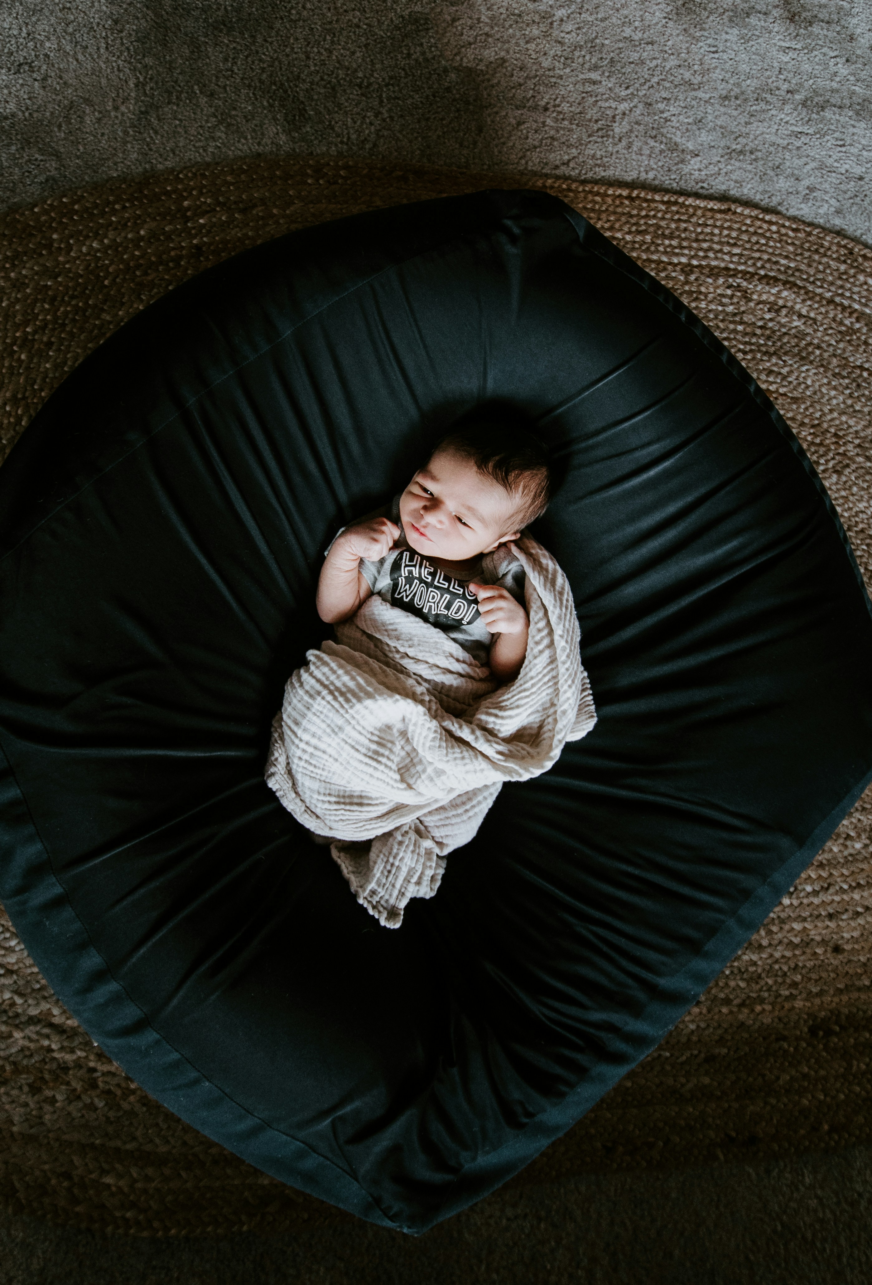 Ein kleiner Junge auf einem Kissen | Quelle: Unsplash