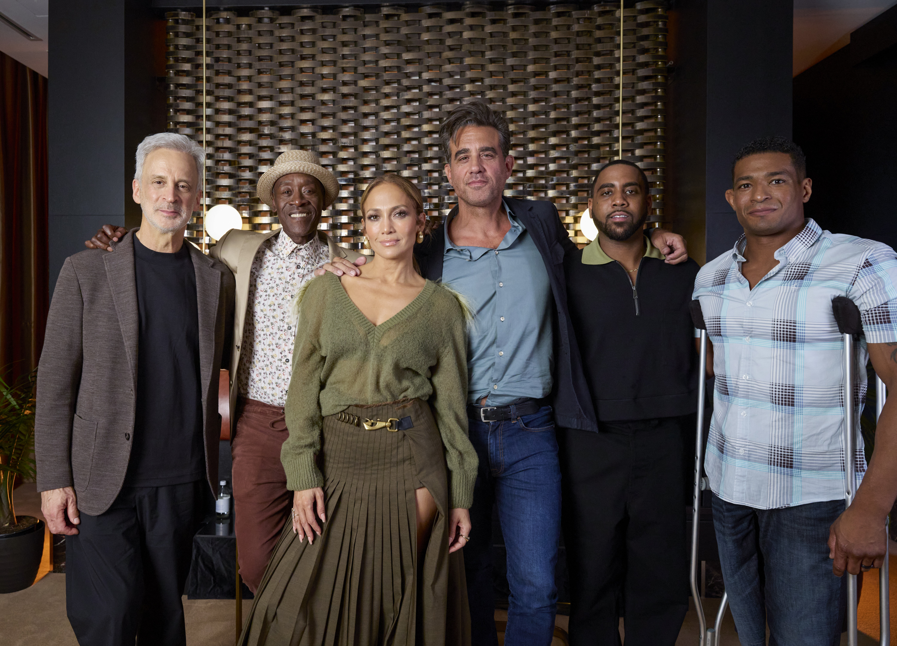 William Goldenberg, Don Cheadle, Jennifer Lopez, Bobby Cannavale, Jharrel Jerome und Anthony Robles posieren für ein Foto während des Toronto International Film Festival in Toronto, Kanada am 7. September 2024 | Quelle: Getty Images