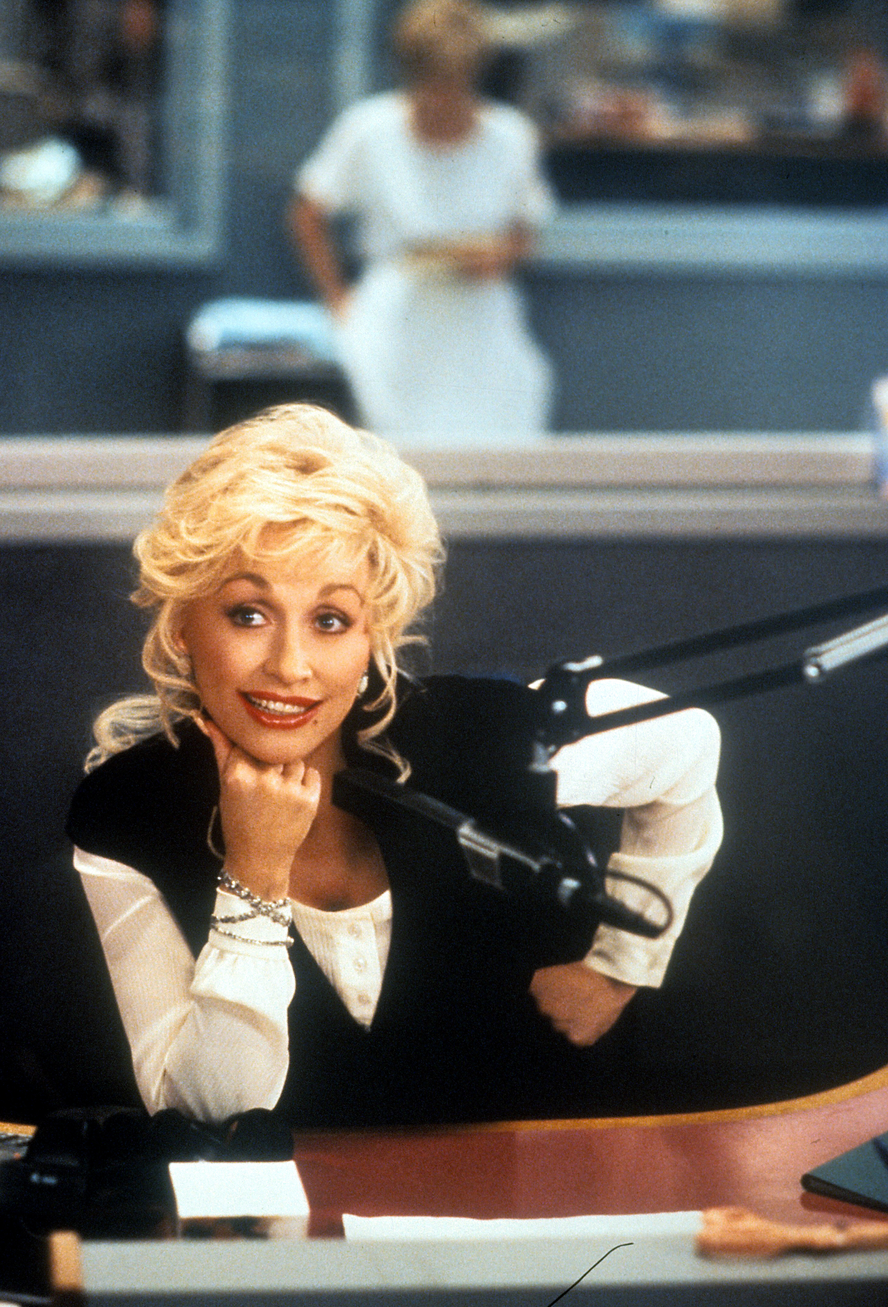 Dolly Parton in einer Szene aus "Straight Talk" im Jahr 1992. | Quelle: Getty Images