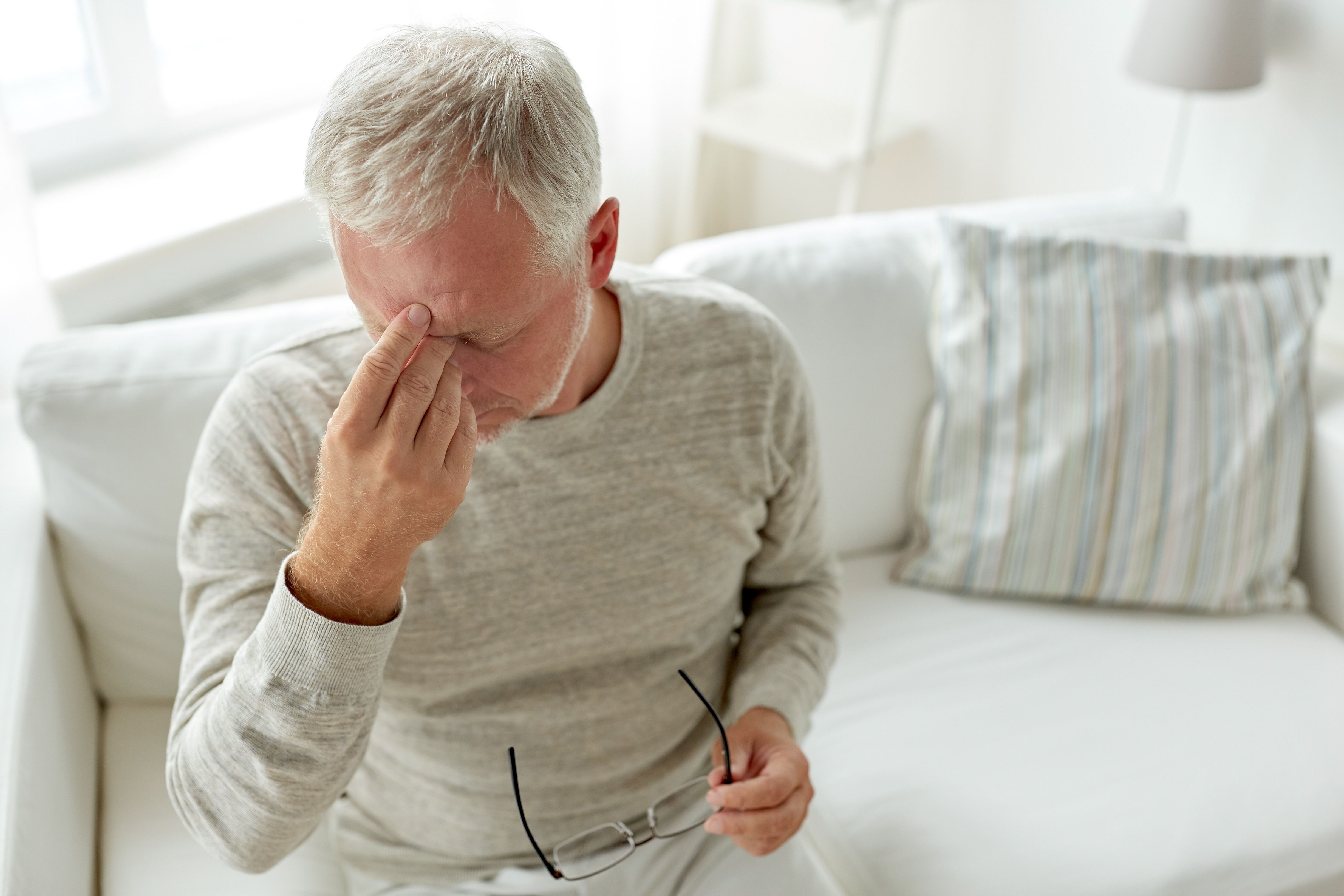 Ein gestresster älterer Mann zu Hause | Quelle: Shutterstock