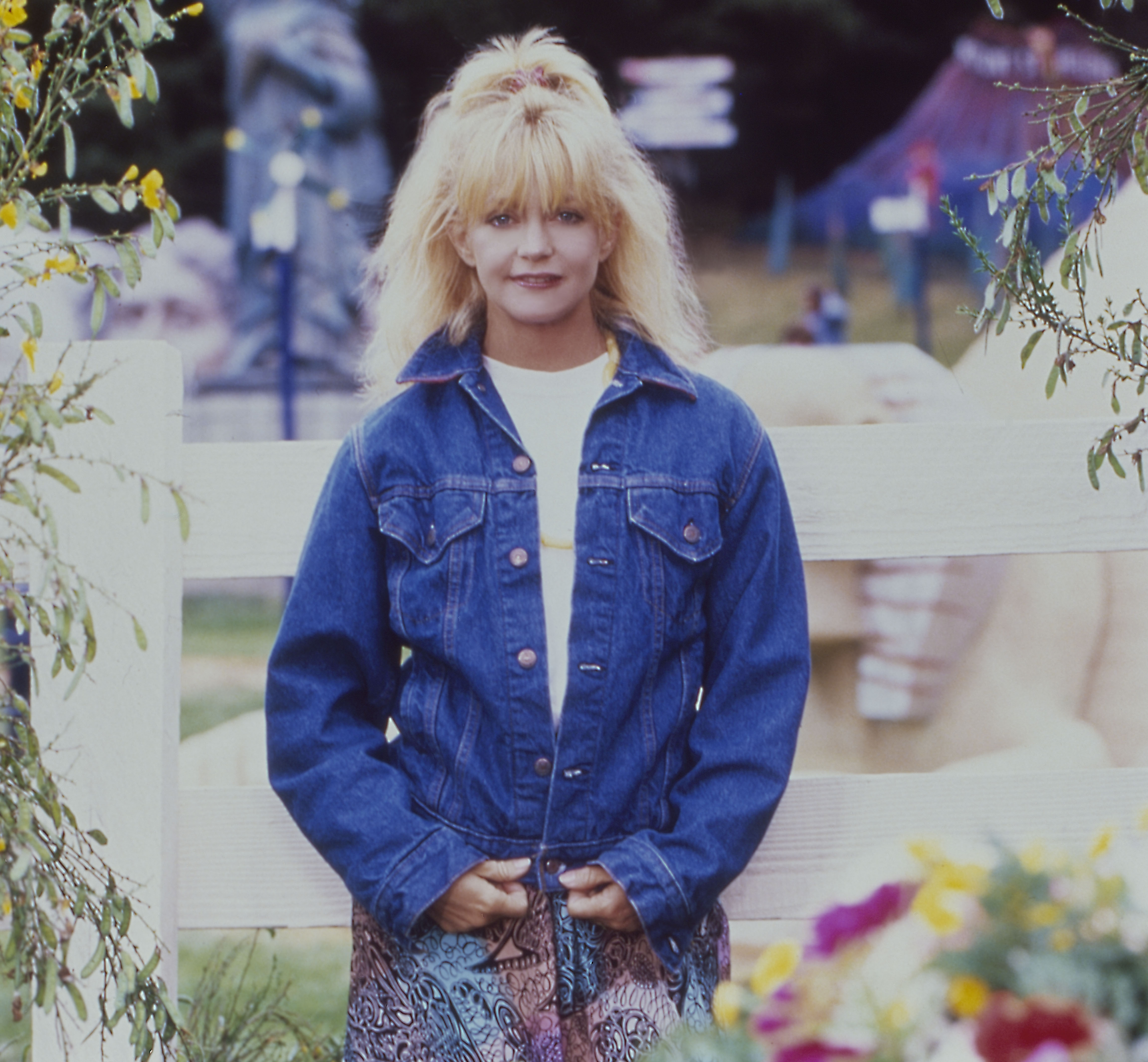 Goldie Hawn am Set von "Overboard" um 1987 in Fort Bragg, Kalifornien. | Quelle: Getty Images