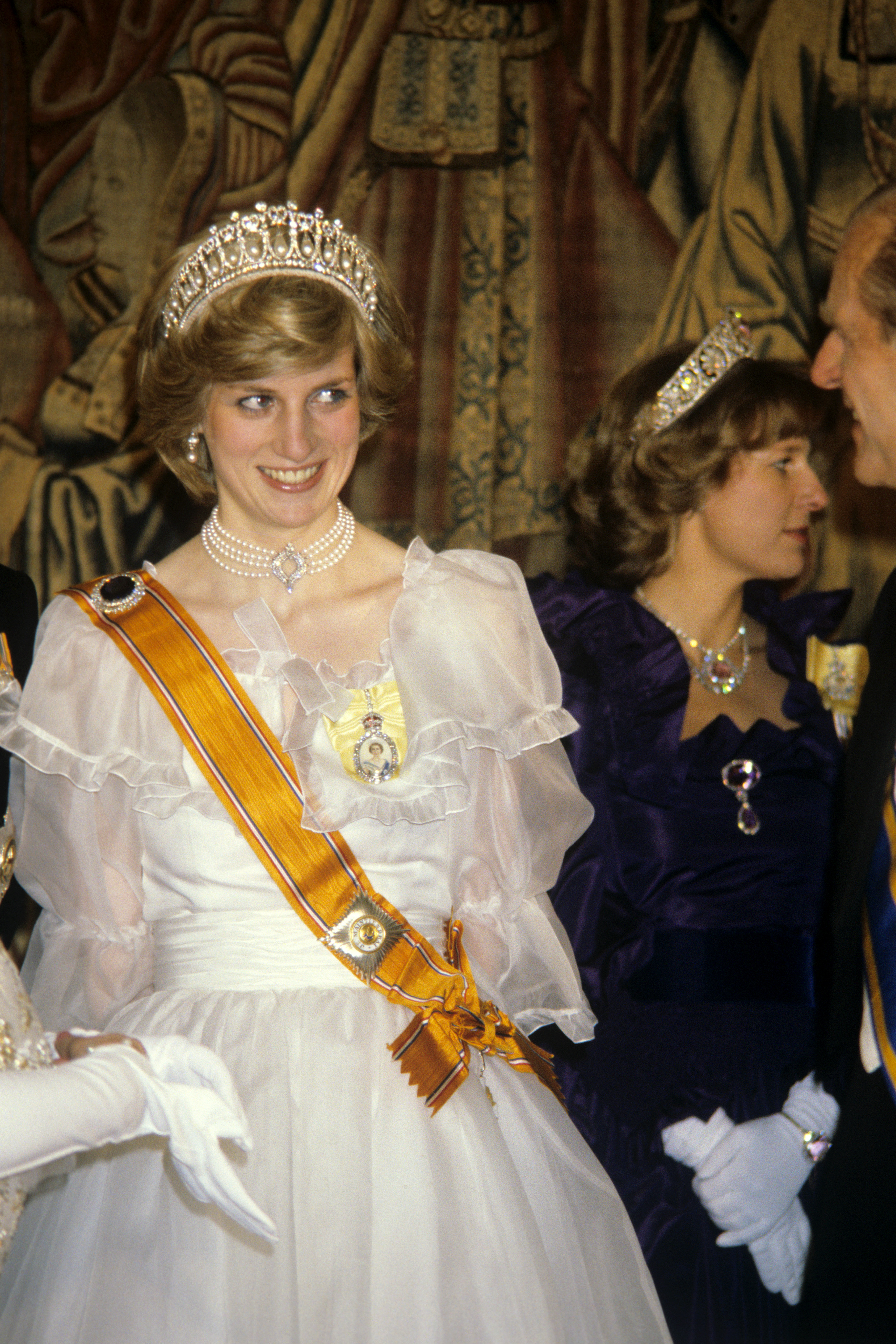 bei einem Bankett für die britische Königsfamilie, das Königin Beatrix und Prinz Claus der Niederlande am 17. November 1982 im Hampton Court Palace gaben | Quelle: Getty Images