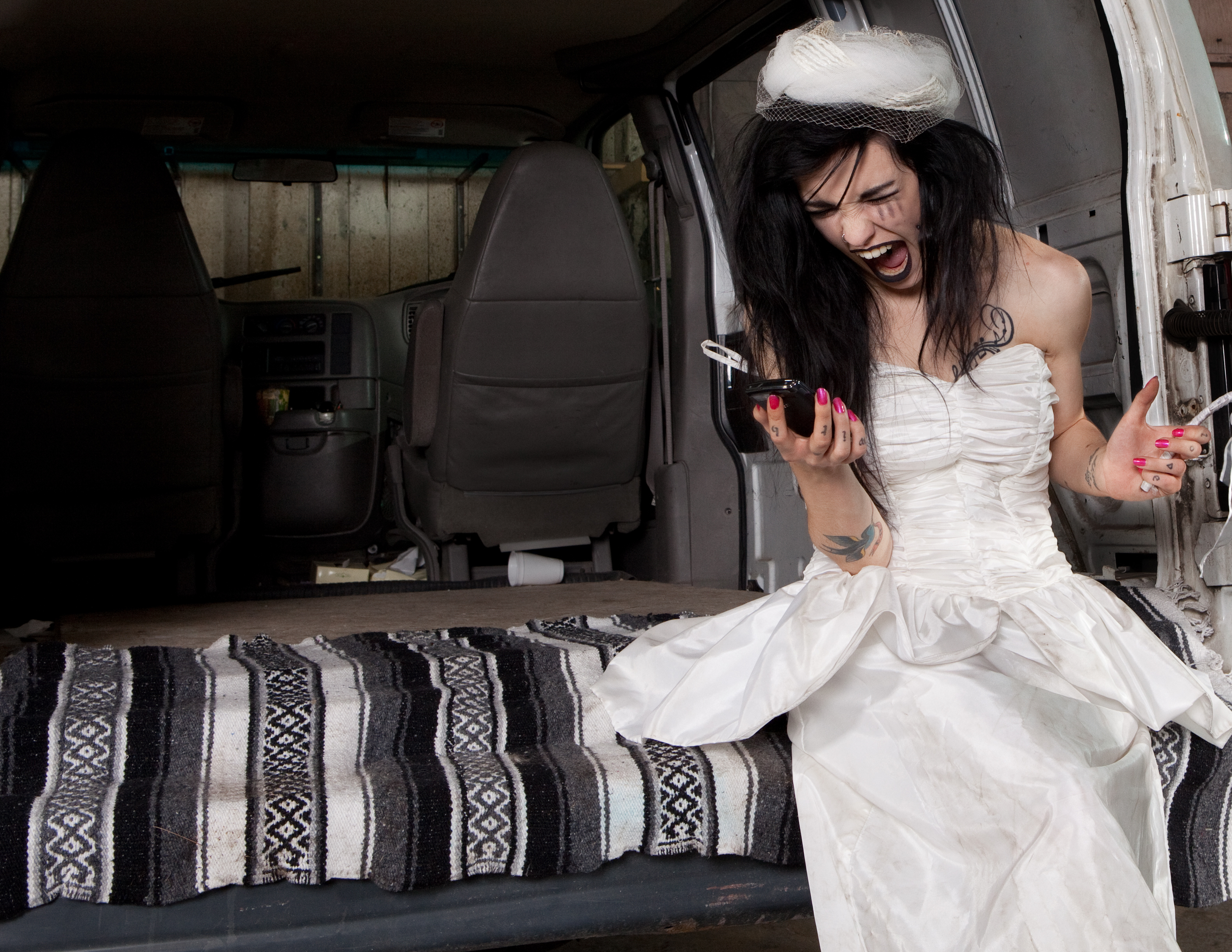Eine Braut, die auf ihr Telefon schreit | Quelle: Shutterstock