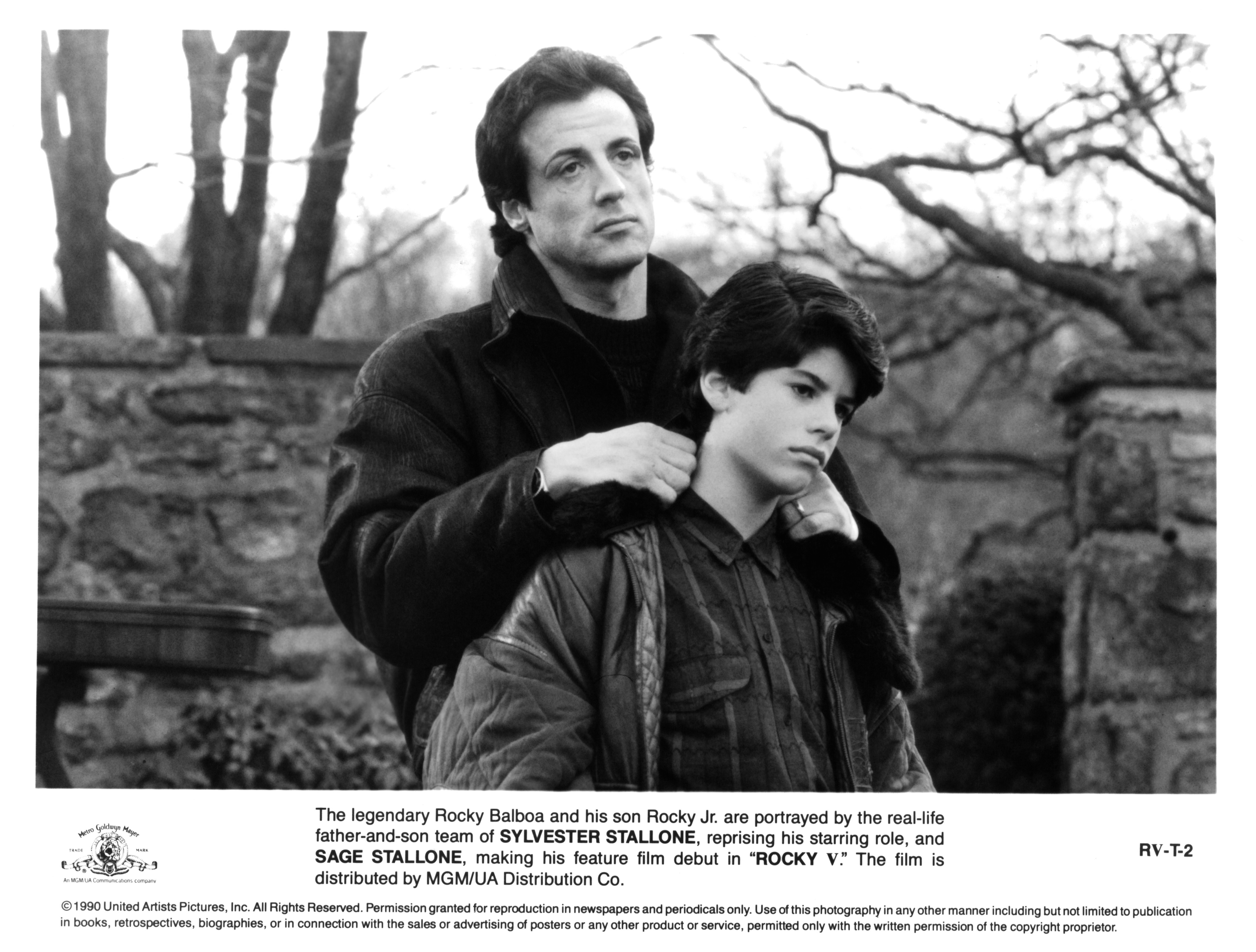 Der Junge und sein Vater am Set des MGM/UA-Films "Rocky V" im Jahr 1990 | Quelle: Getty Images