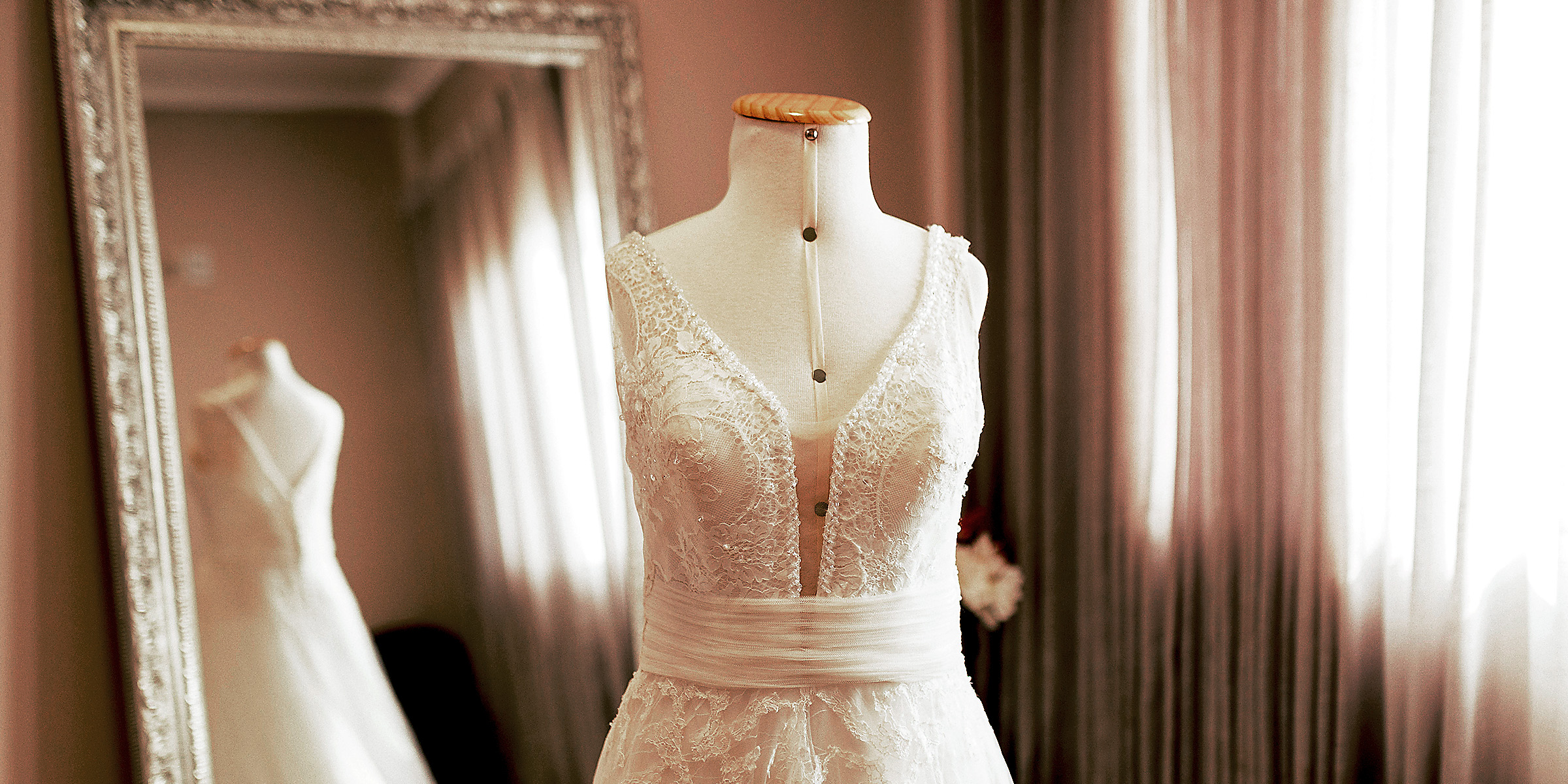 Ein weißes Kleid an einer Schaufensterpuppe | Quelle: Shutterstock