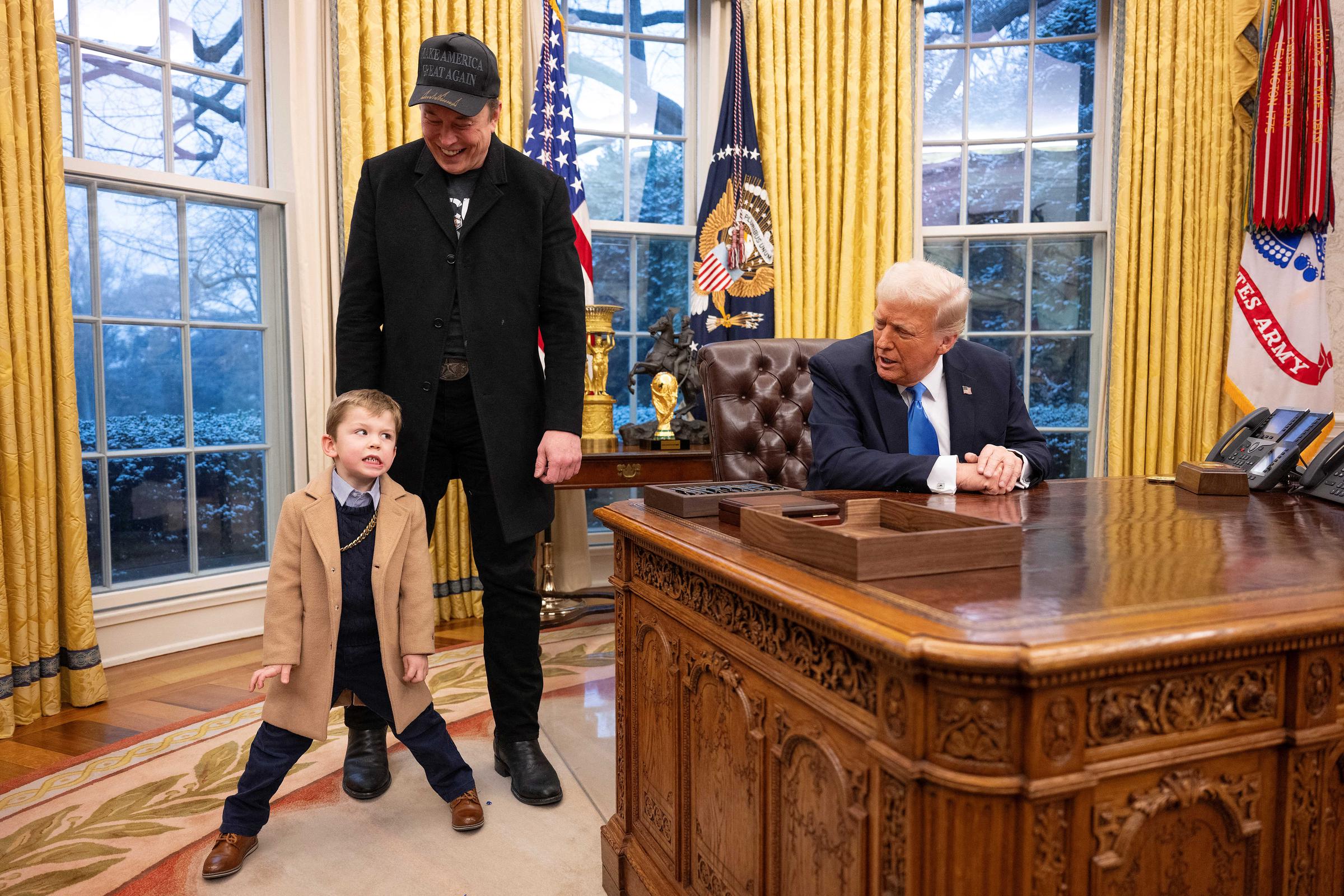 Elon Musk mit seinem Sohn X Æ A-XII steht neben Präsident Donald Trump im Oval Office in Washington, D.C. am 11. Februar 2025. | Quelle: Getty Images