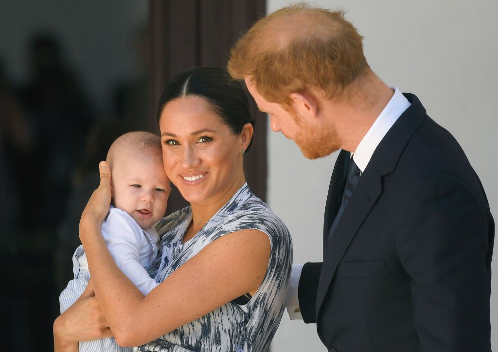 Prinz Harry, Meghan und ihr kleiner Sohn Archie Mountbatten-Windsor am 25. September 2019 in Kapstadt, Südafrika. | Quelle: Getty Images