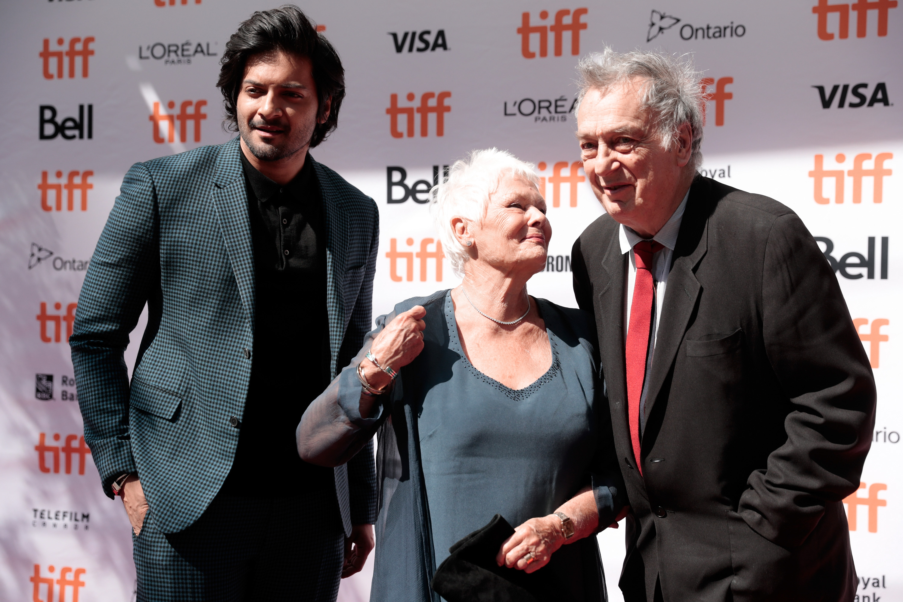 Ali Fazal, Judi Dench und Stephen Frears bei der Premiere von "Victoria &amp; Abdul" während des Toronto International Film Festival 2017 in Toronto, Kanada, am 10. September 2017 | Quelle: Getty Images