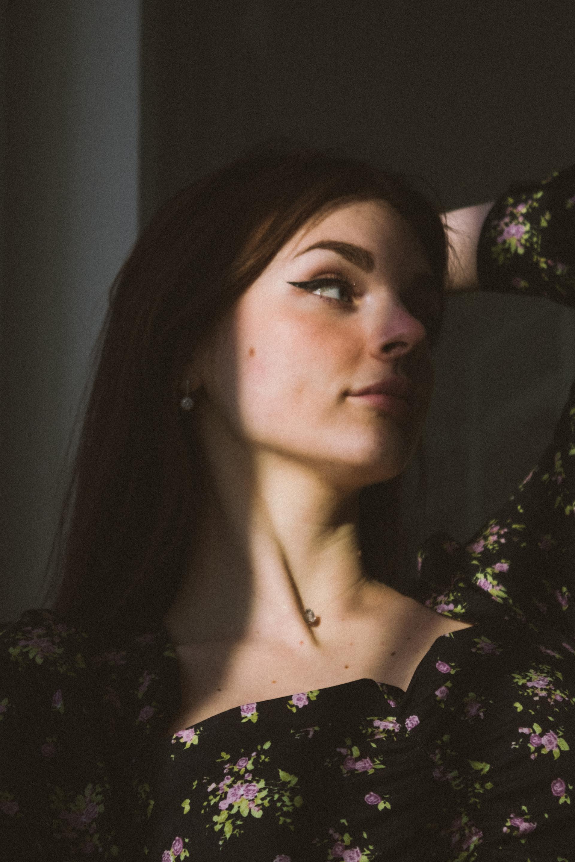 Eine Frau, die zur Seite blickt | Quelle: Pexels