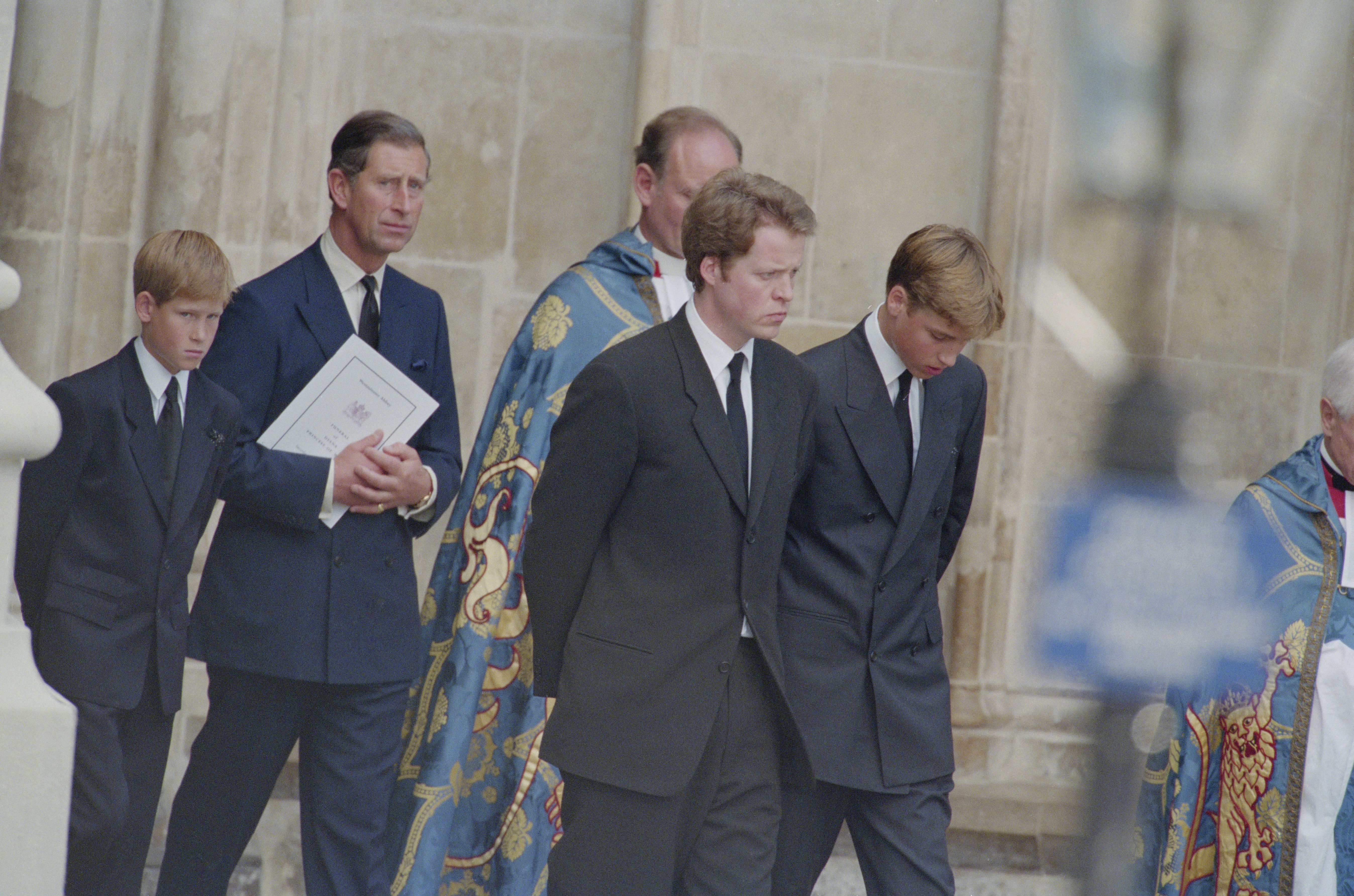 Prinz Harry, Prinz Charles, Earl Spencer und Prinz William in der Westminster Abbey bei der Trauerfeier für Prinzessin Diana am 6. September 1997 | Quelle: Getty Images
