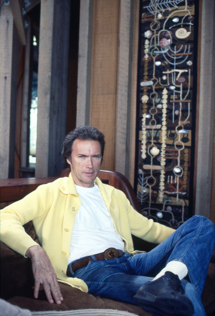 Clint Eastwood posiert für ein Porträt in seinem Haus in Pebble Beach, Carmel, Kalifornien, 1979. | Quelle: Getty Images