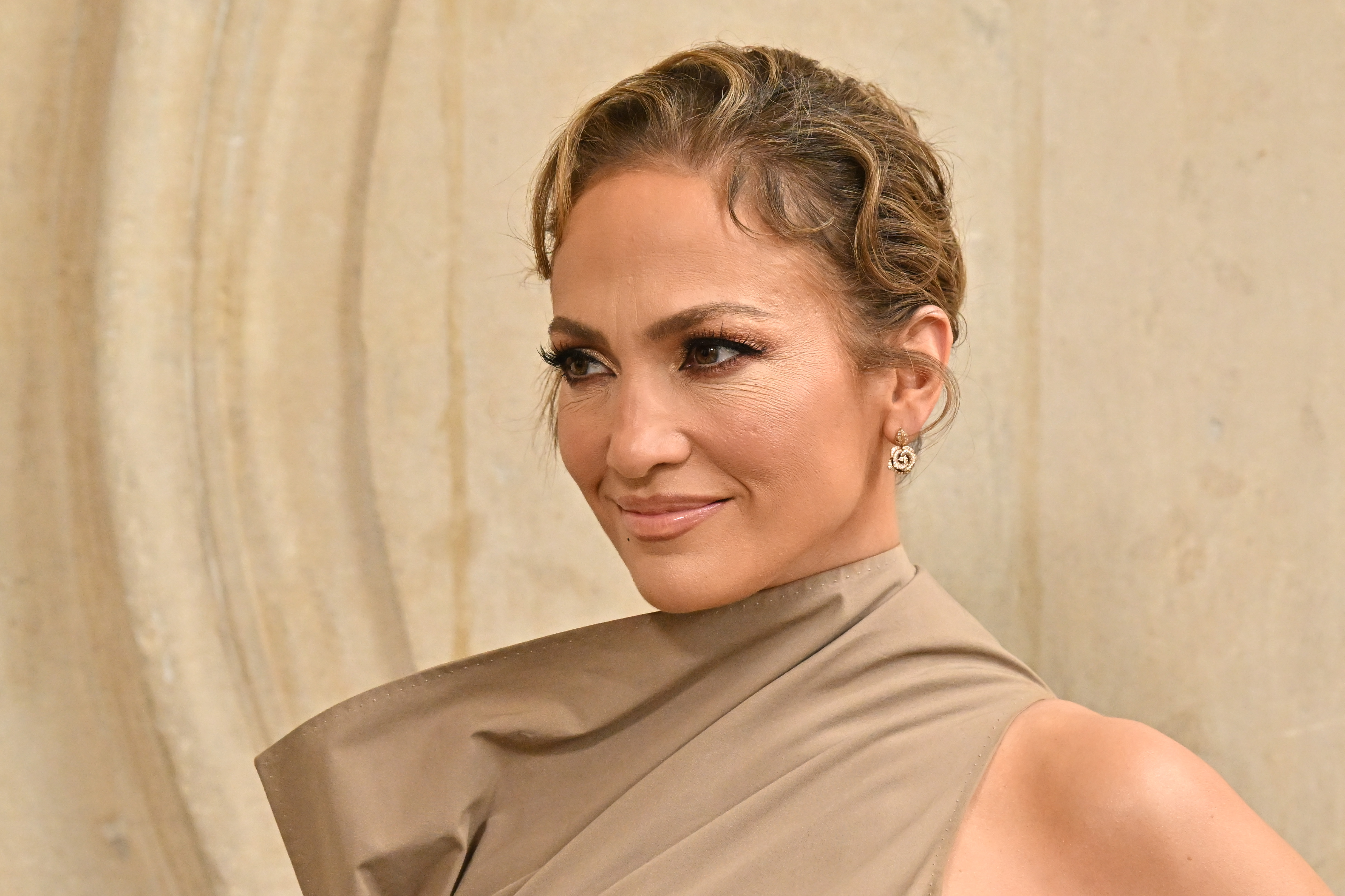 Jennifer Lopez zeigt ein leichtes, aber ernstes Lächeln bei der Herbst/Winter 2024 Haute Couture Show von Christian Dior während der Pariser Fashion Week am 24. Juni 2024 | Quelle: Getty Images