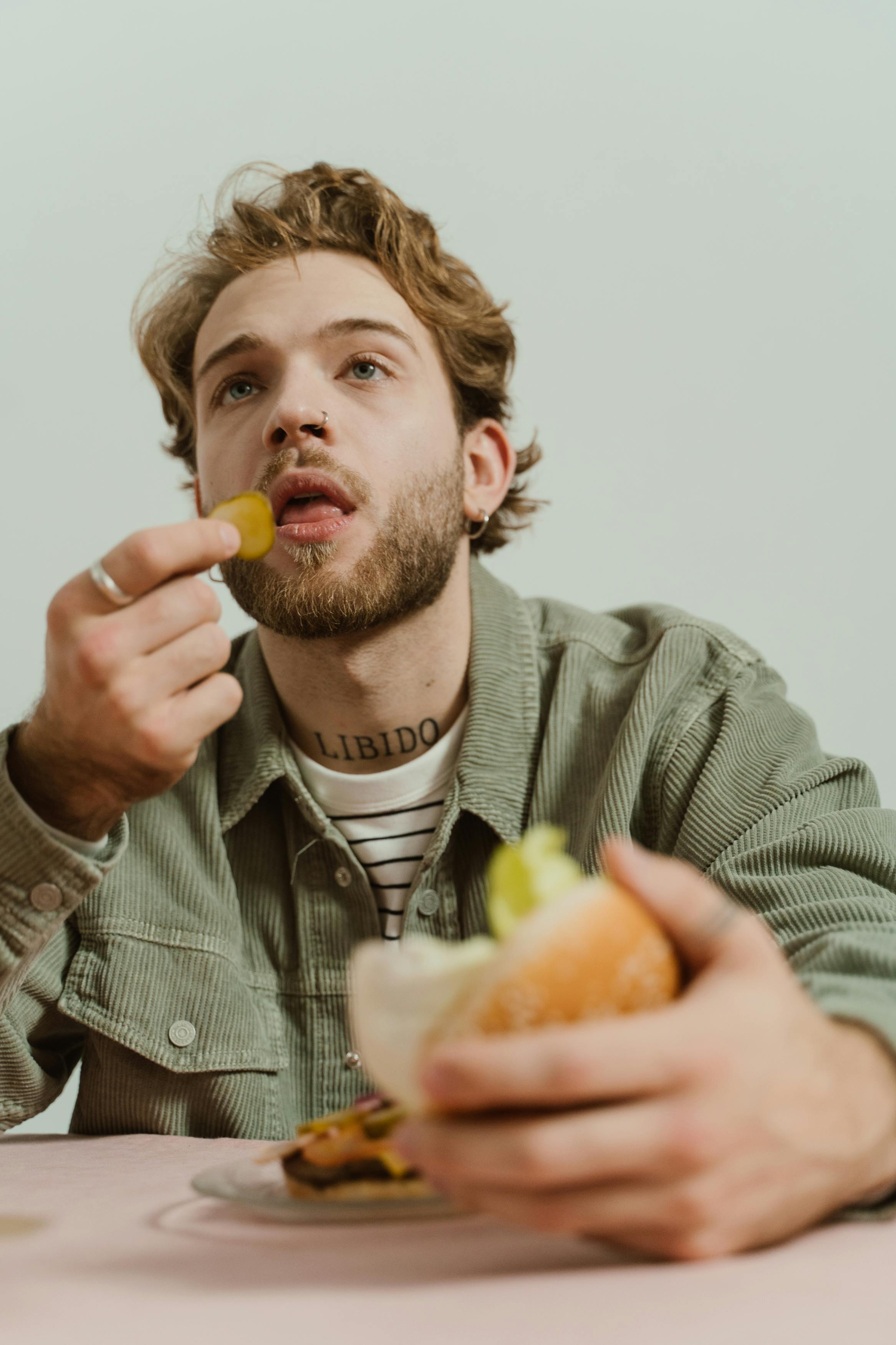 Ein Mann isst einen Burger | Quelle: Shutterstock