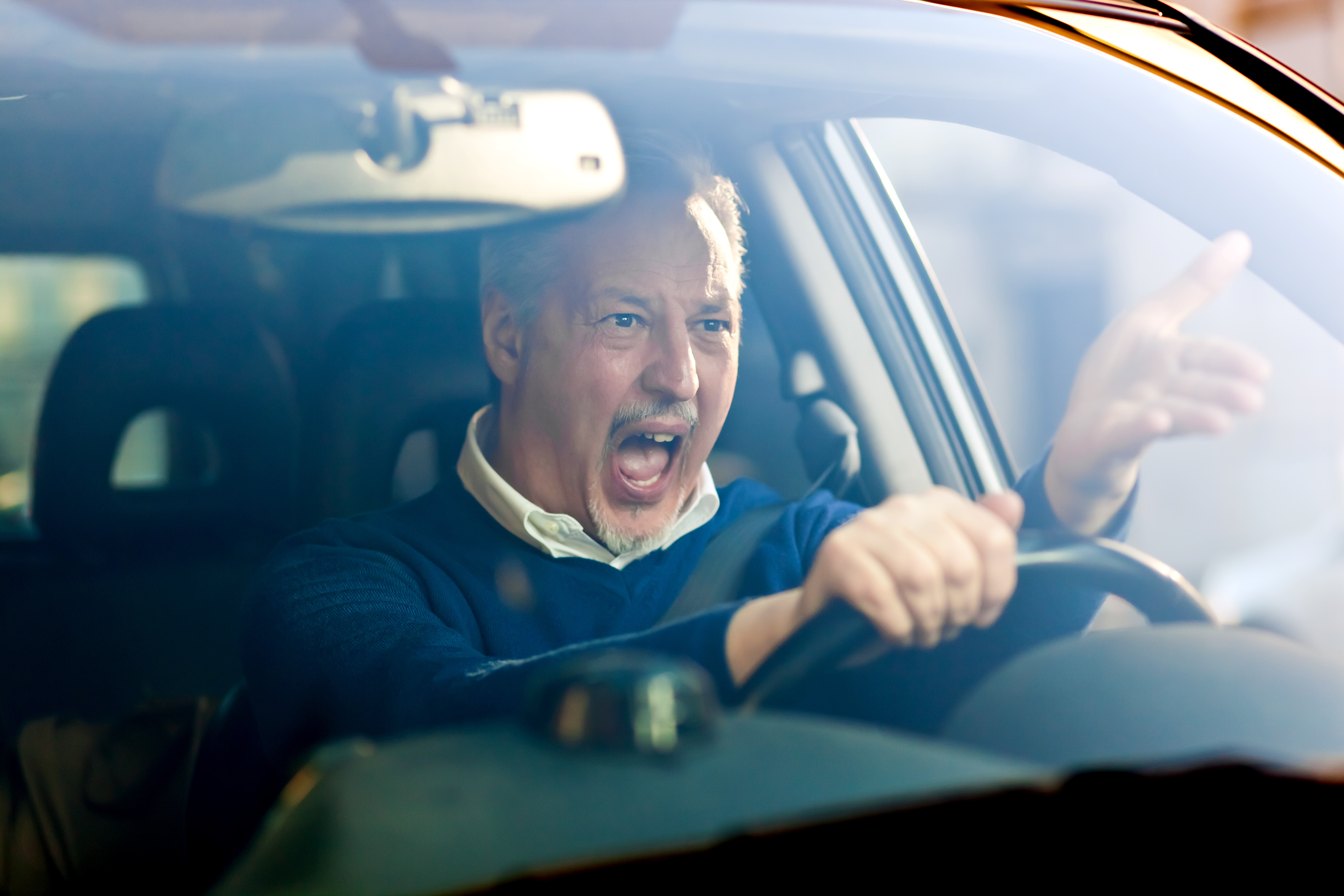 Wütender Mann in einem Auto | Quelle: Shutterstock