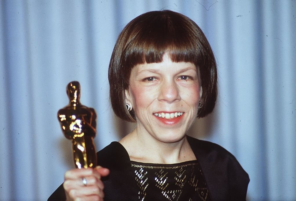 Schauspielerin Linda Hunt posiert mit ihrem Oscar, gewann für ihre Rolle in The Year of Living Dangerous on bei der 56. Annual Academy Awards Show am 9. April 1984 in Los Angeles, Kalifornien | Quelle: Getty Images