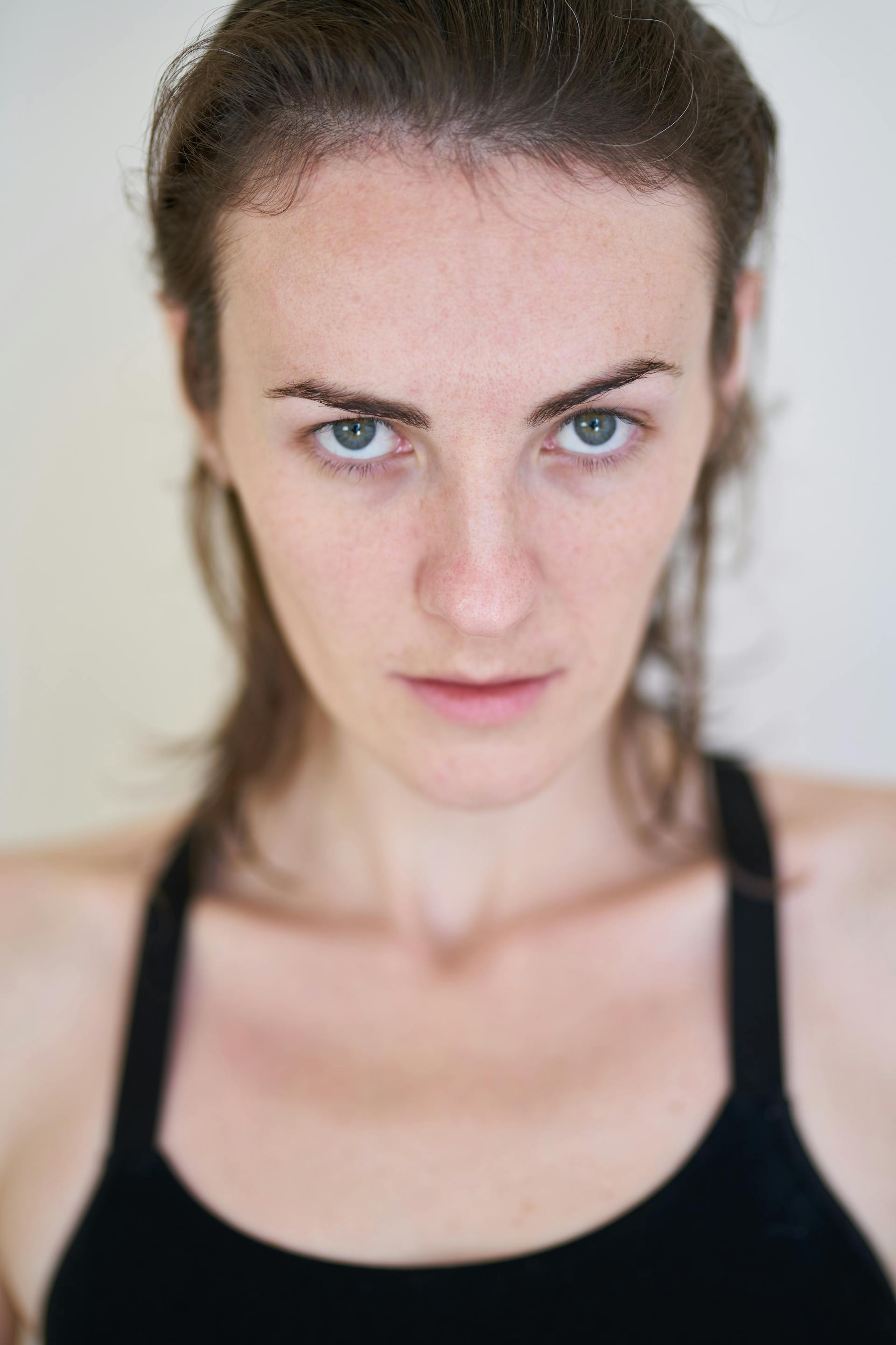 Eine Frau starrt jemanden an | Quelle: Pexels