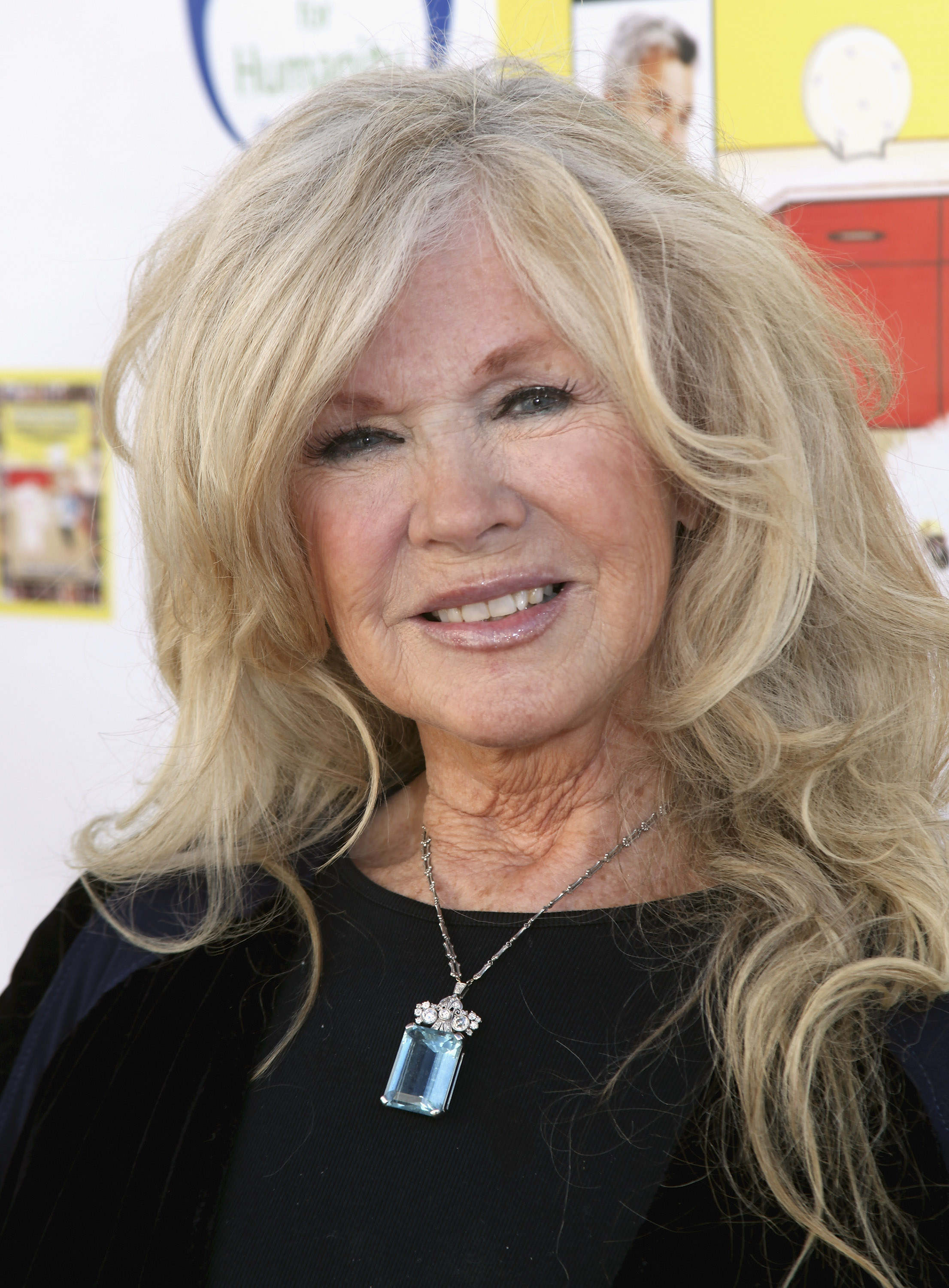 Connie Stevens ist am 4. Dezember 2011 in Los Angeles, Kalifornien, bei der Premierenparty zu „Loukoumis Promi-Kochbuch“ dabei. | Quelle: Getty Images