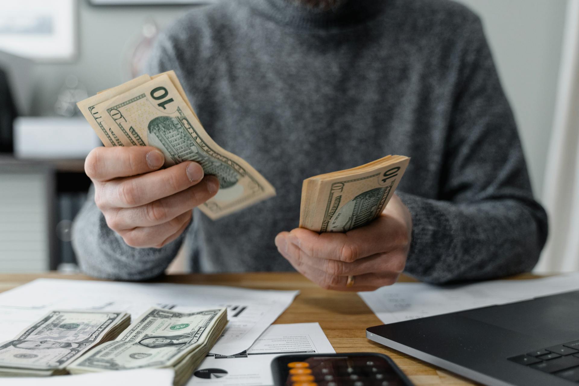 Ein Mann, der Geld zählt | Quelle: Pexels