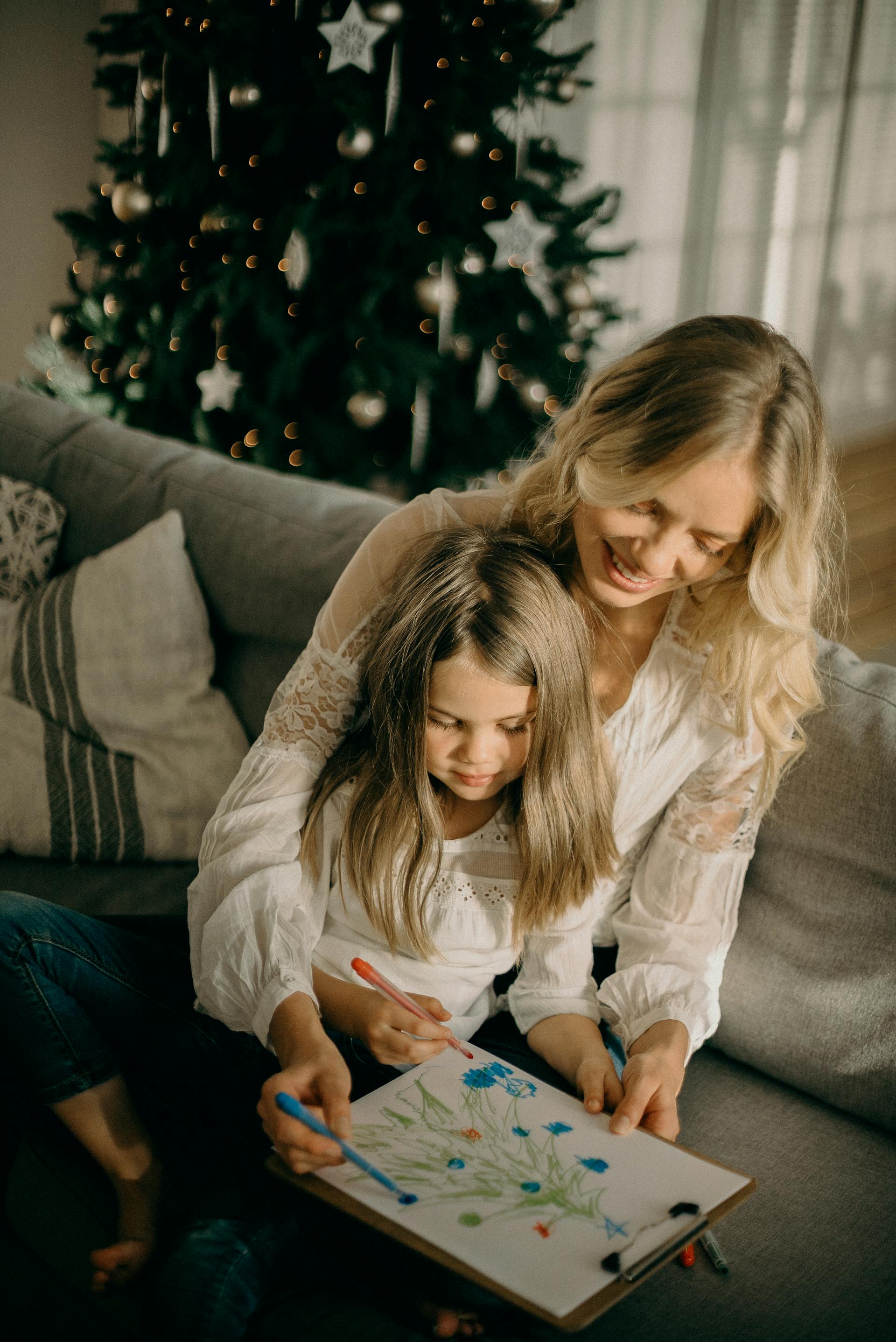 Eine junge Mutter und ihre Tochter | Quelle: Pexels