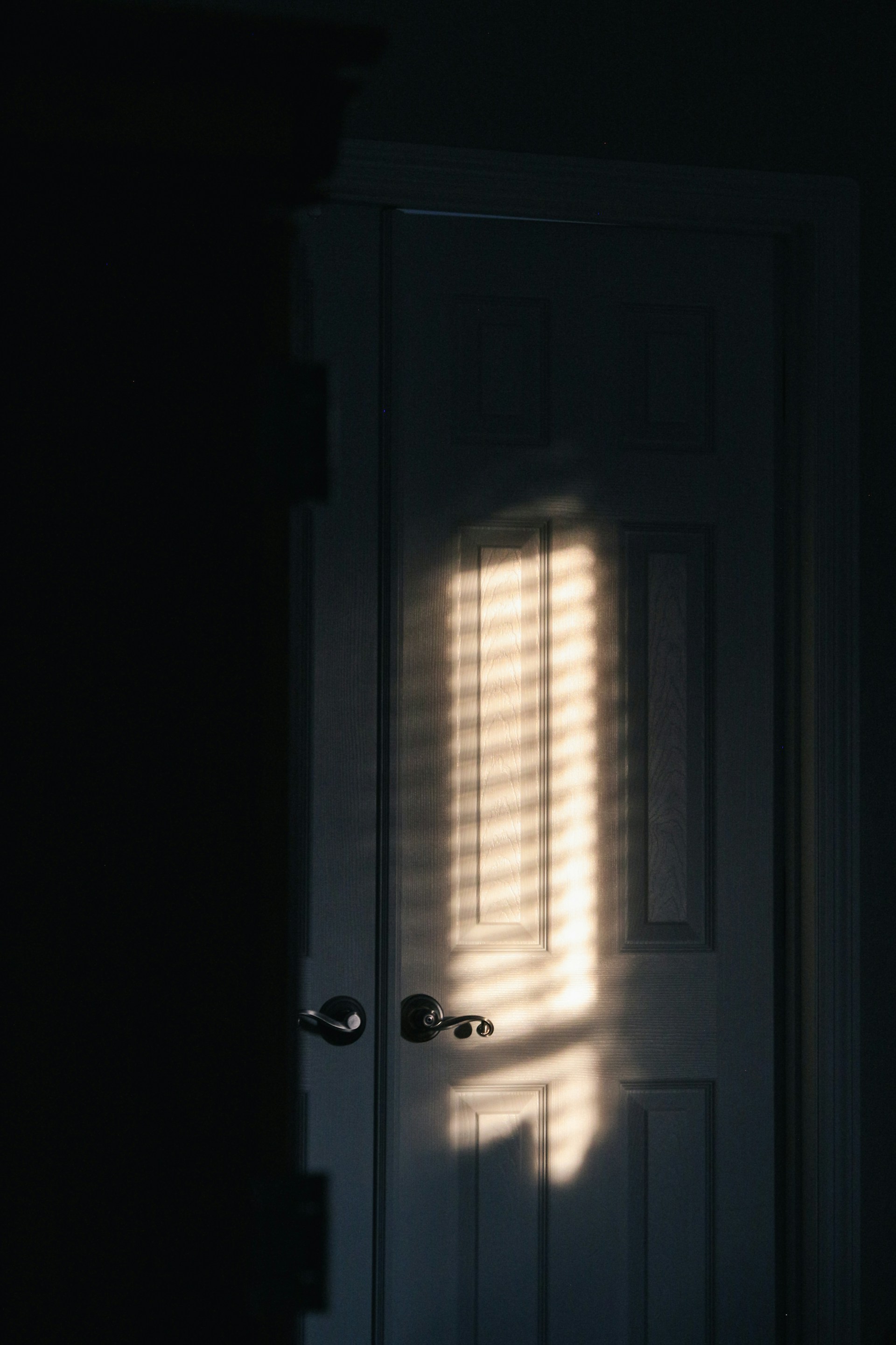 Fokusaufnahme einer geschlossenen Tür | Quelle: Unsplash