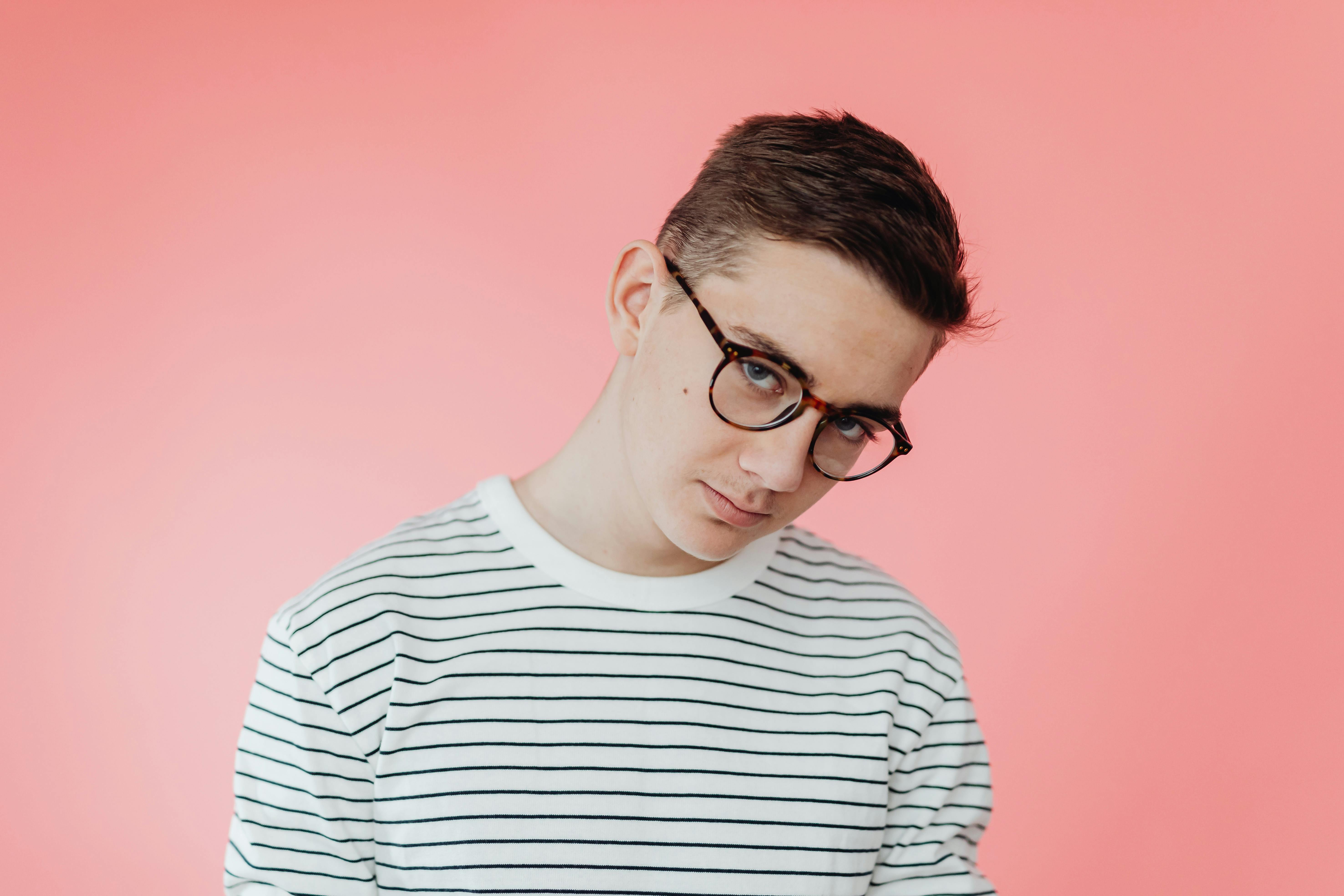 Teenager-Junge mit Brille | Quelle: Pexels