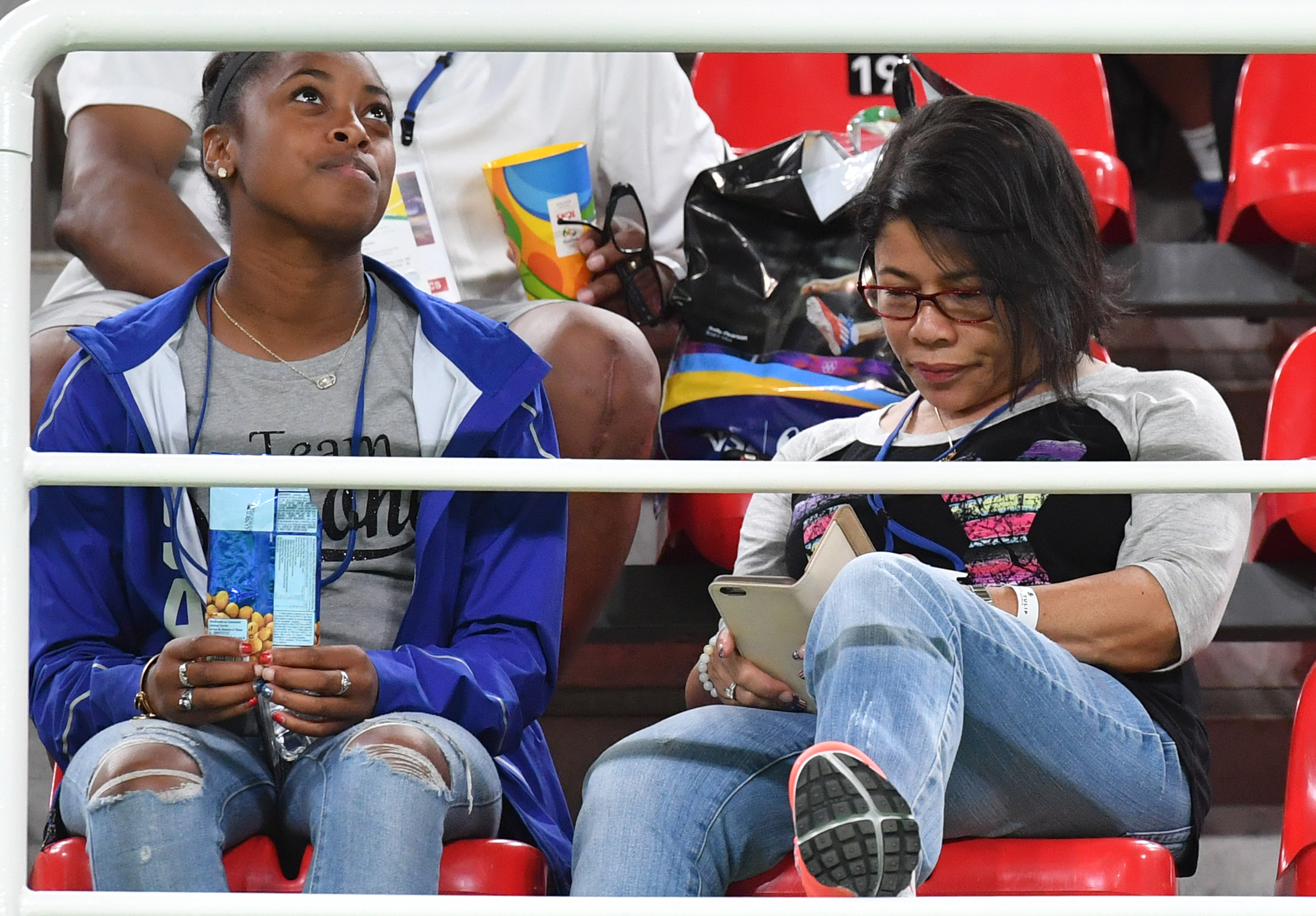 Simone Biles' Schwester und Großmutter besuchen das Kunstturnen in der Olympic Arena während der Olympischen Spiele Rio 2016 in Rio de Janeiro am 14. August 2016. | Quelle: Getty Images