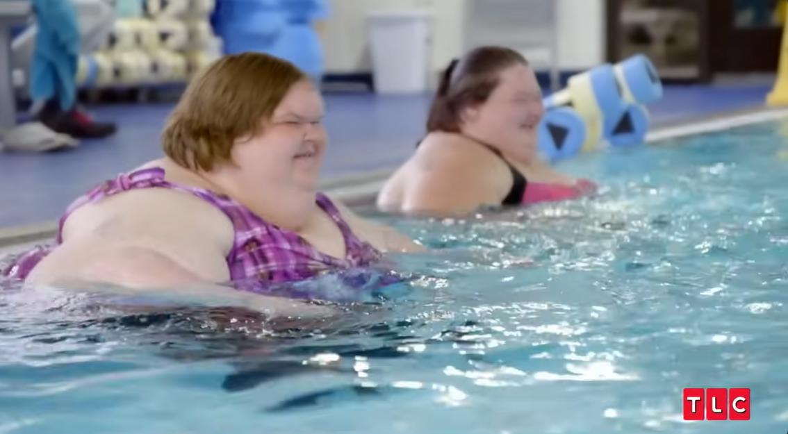 Amy und Tammy Slaton nehmen an einer Schwimmübung in TLCs "1000-Lb. Sisters", die im Dezember 2023 auf YouTube geteilt wurde. | Quelle: YouTube/TLCAustralien