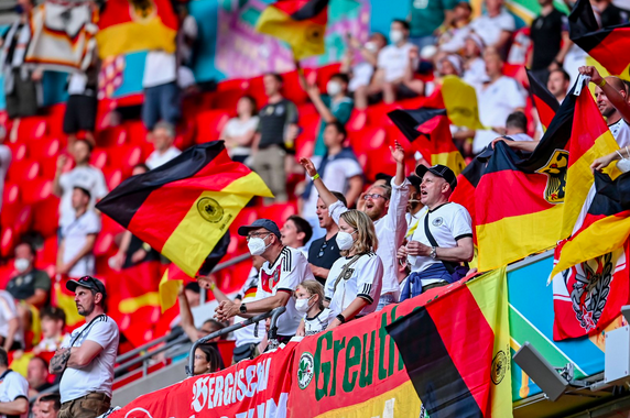 Fans der Deutschen Mannschaft während des EM-Spiels gegen Frankreich. | Quelle: twitter.com/DFB_Team