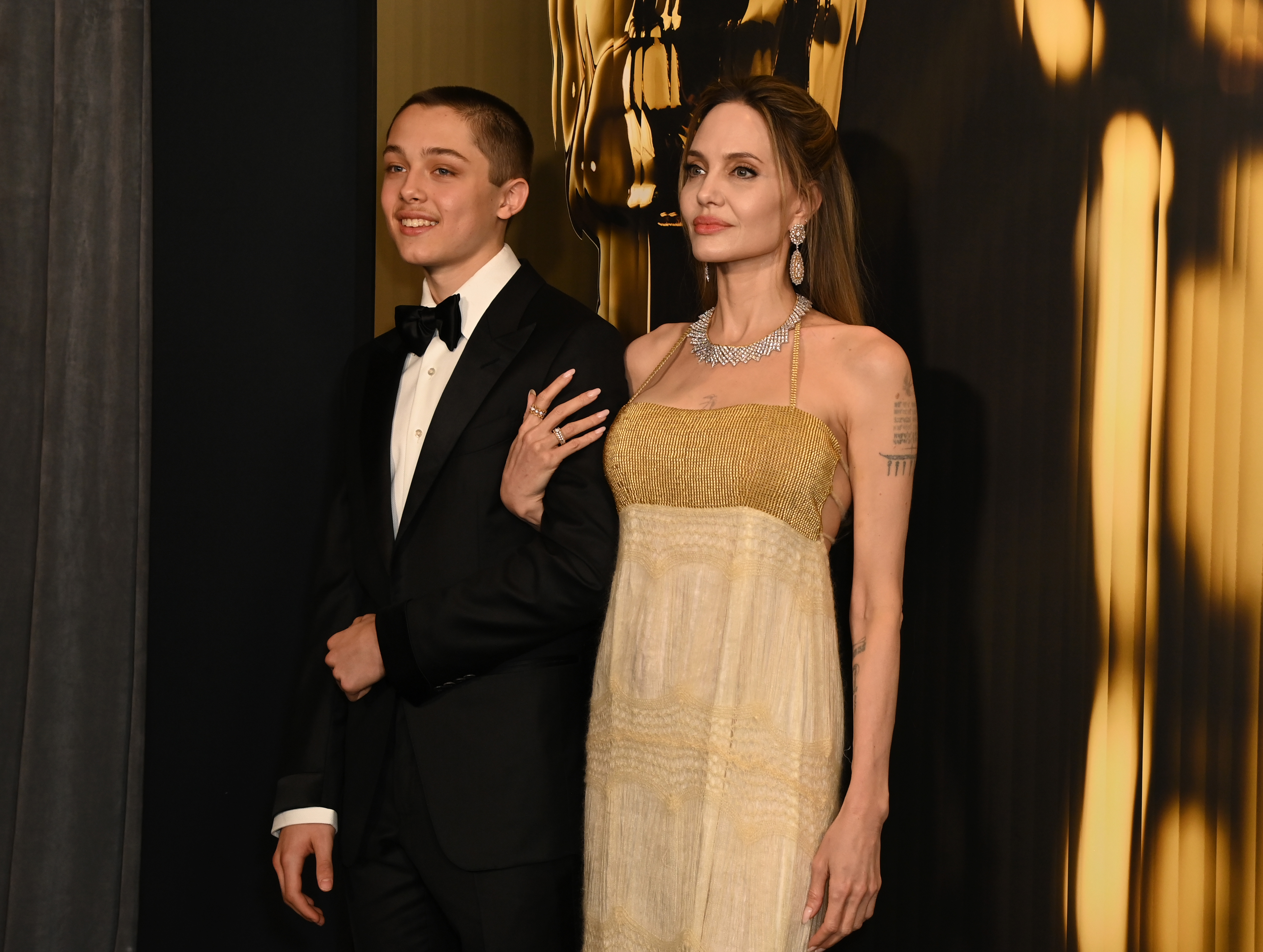 Knox Jolie-Pitt und Angelina Jolie. | Quelle: Getty Images