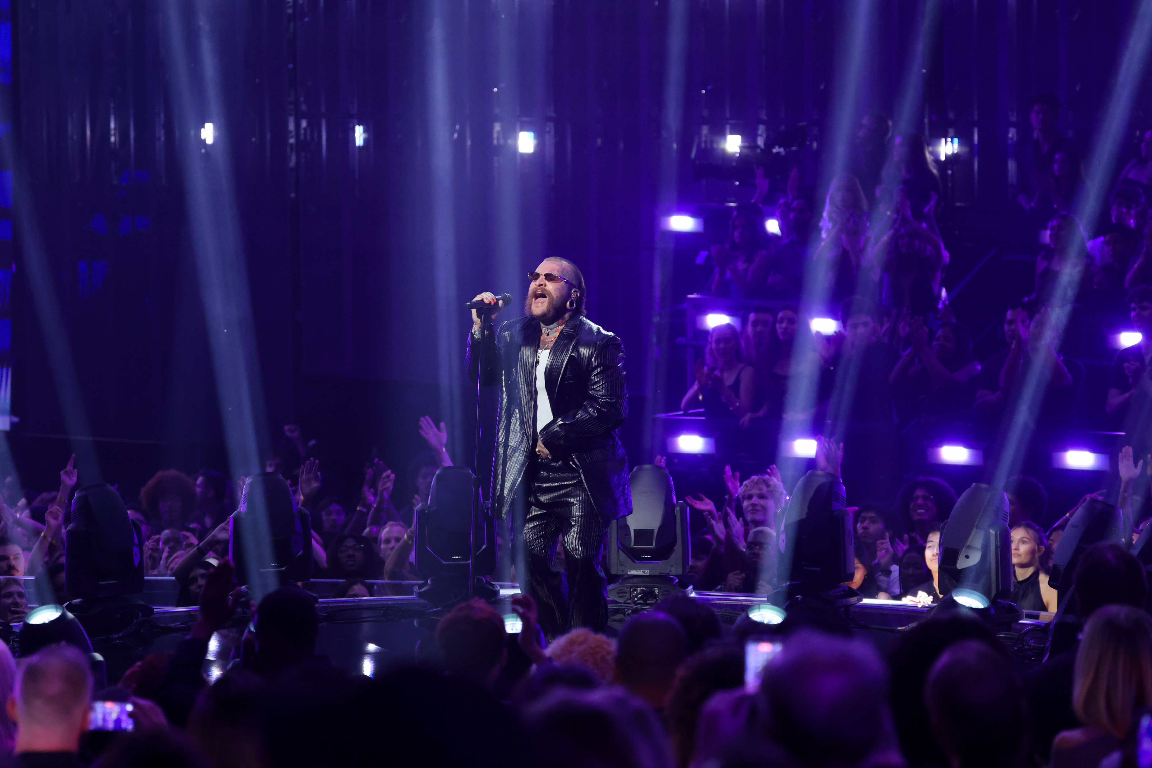 Teddy Swims performt „Careless Whisper" beim George-Michael-Tribut bei den MTV Video Music Awards 2026 in Los Angeles. | Quelle: Getty Images