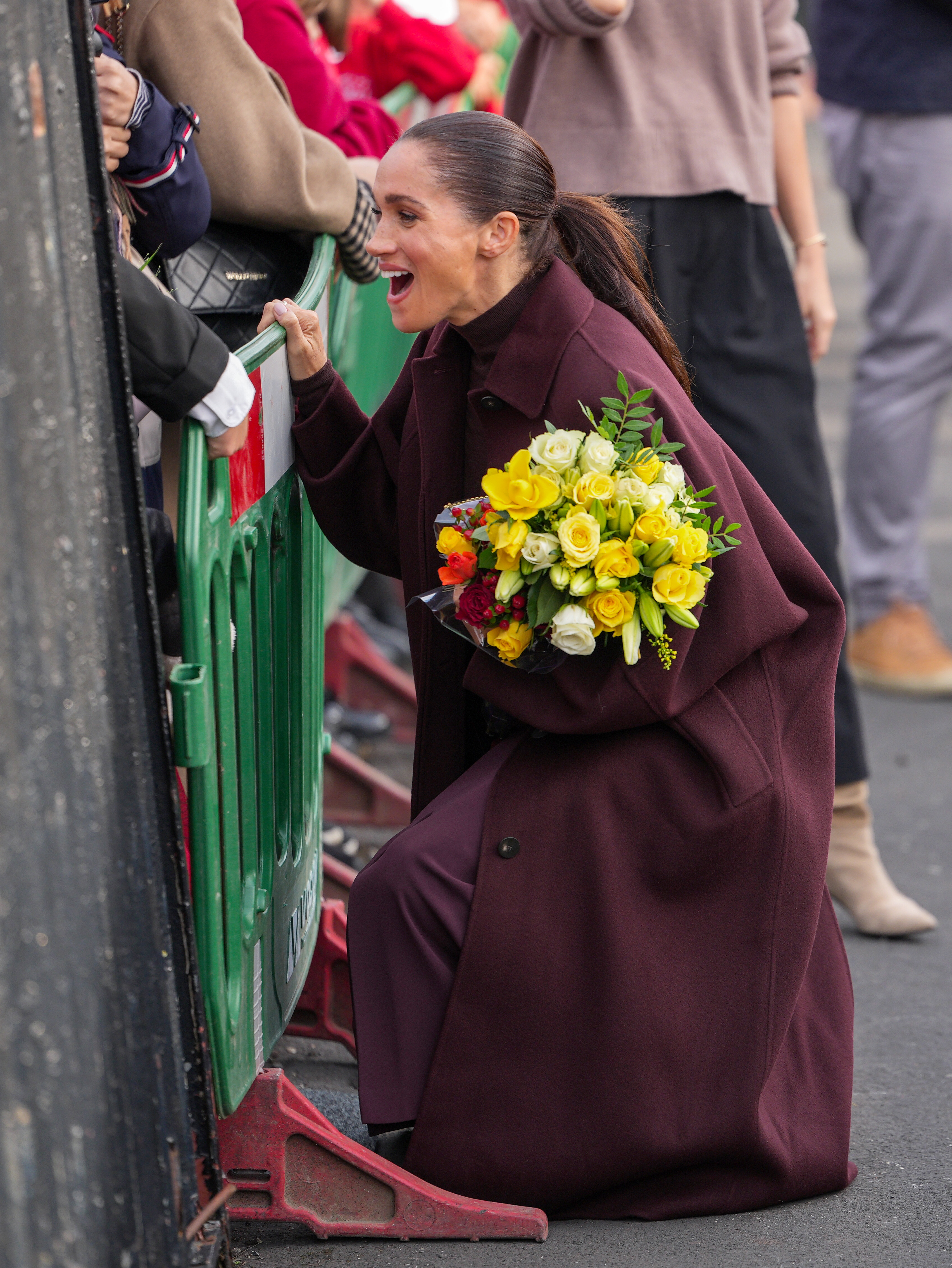 Meghan, Herzogin von Sussex, hält einen Blumenstrauß in der Hand und begrüßt die Gratulanten bei ihrer Ankunft im Community Recording Studio (CRS). | Quelle: Getty Images