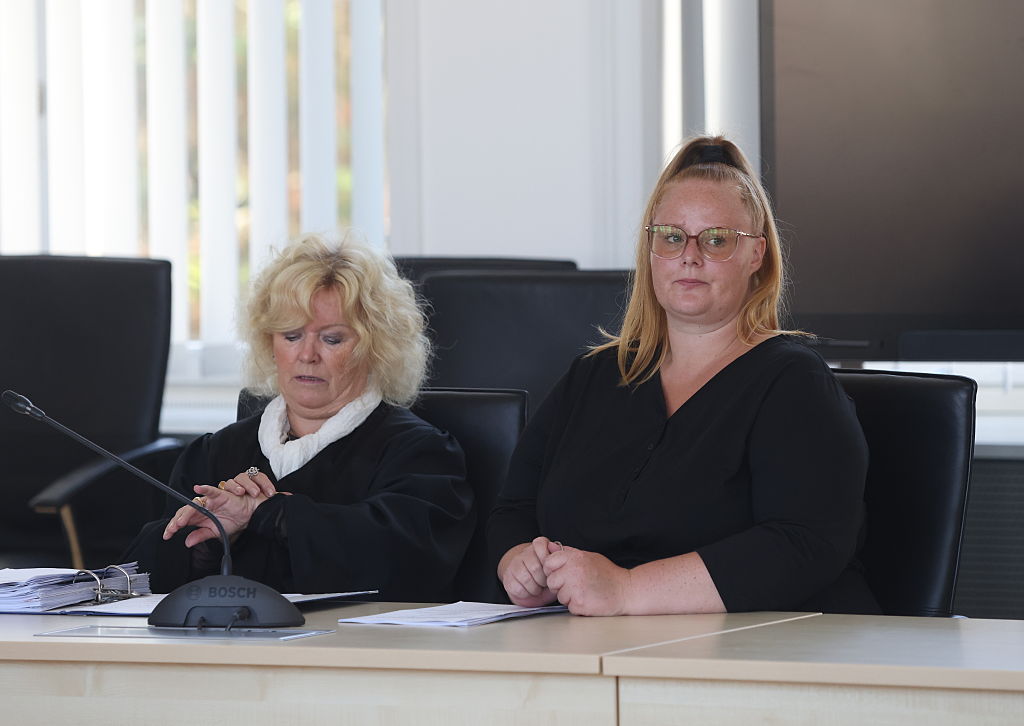 Christine Habetha (von links nach rechts), Rechtsanwältin und Mutter des ermordeten 8-Jährigen, im Gerichtssaal des Landgerichts vor der Wiederaufnahme des Mordprozesses im Fall Fabian. Dem Angeklagten wird vorgeworfen, den zum Tatzeitpunkt achtjährigen Fabian aus Güstrow am 10. Oktober 2025 auf heimtückische Weise und aus sonstigen niederträchtigen Motiven getötet zu haben. | Quelle: Getty Images