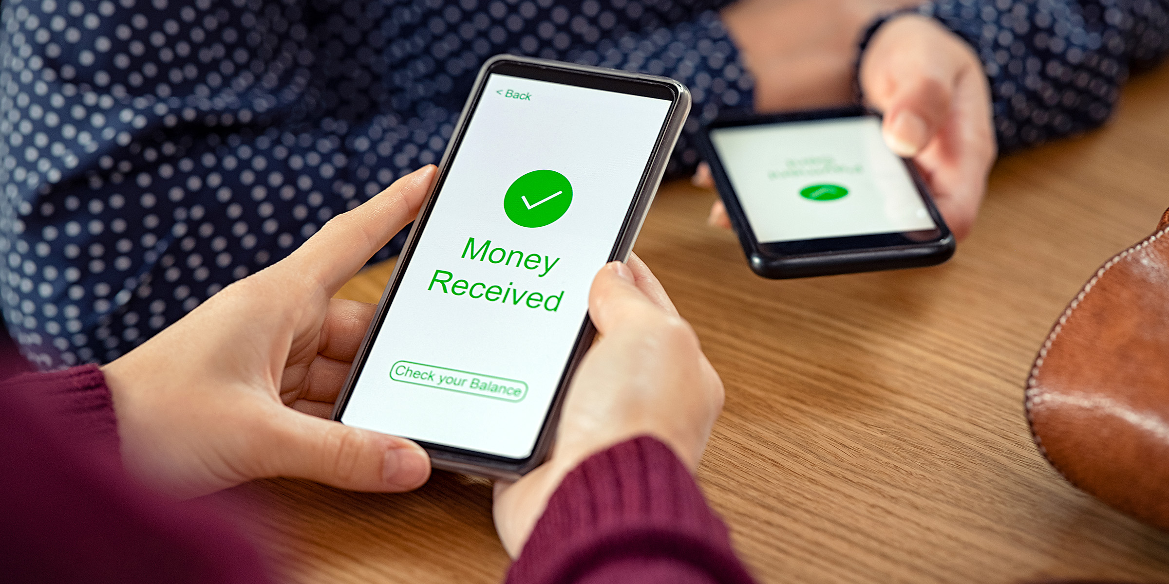 Eine Person hält ein Telefon, das den Bestätigungsbildschirm "Geld erhalten" anzeigt | Quelle: Shutterstock