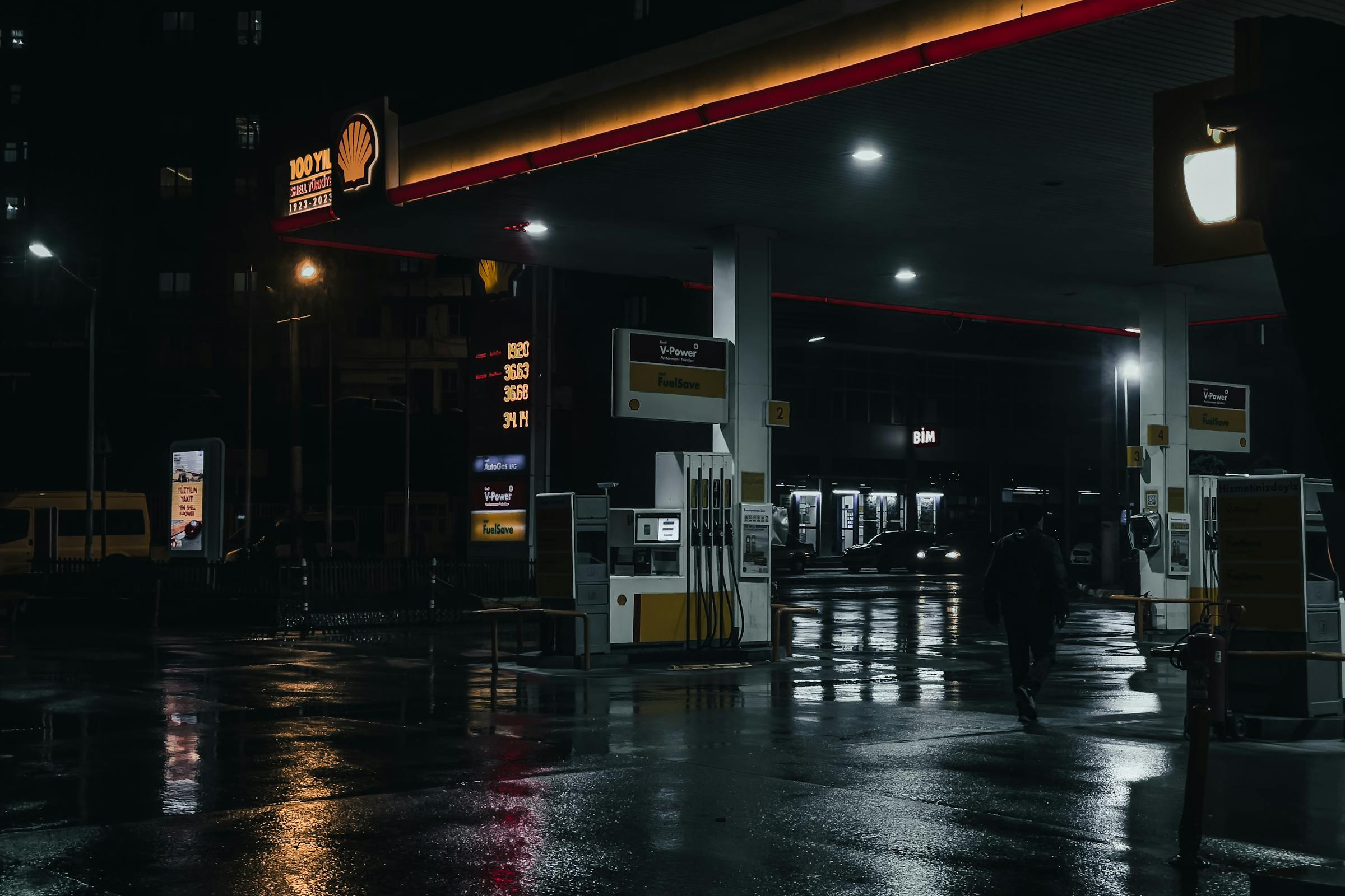 Eine Tankstelle bei Nacht | Quelle: Pexels