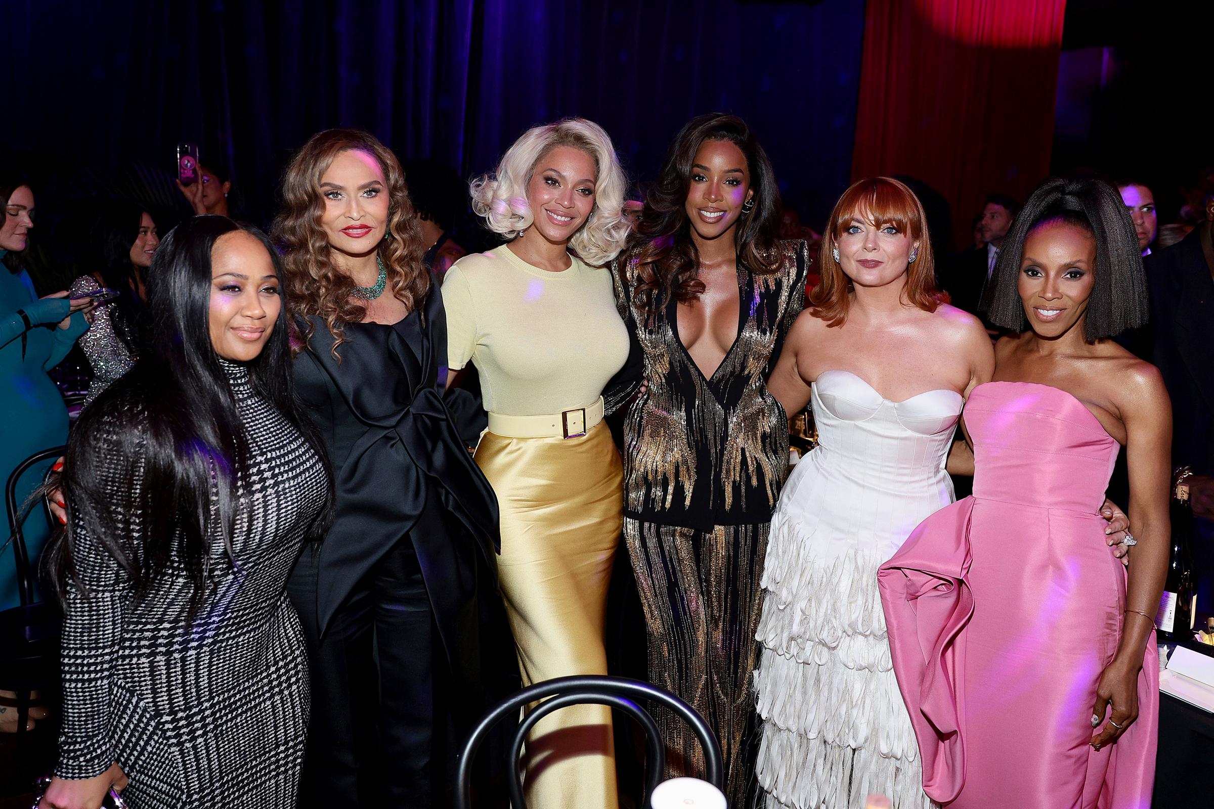 Angela Beyince, Tina Knowles, Beyoncé, Kelly Rowland, Samantha Barry und June Ambrose in New York City | Quelle: Getty Images