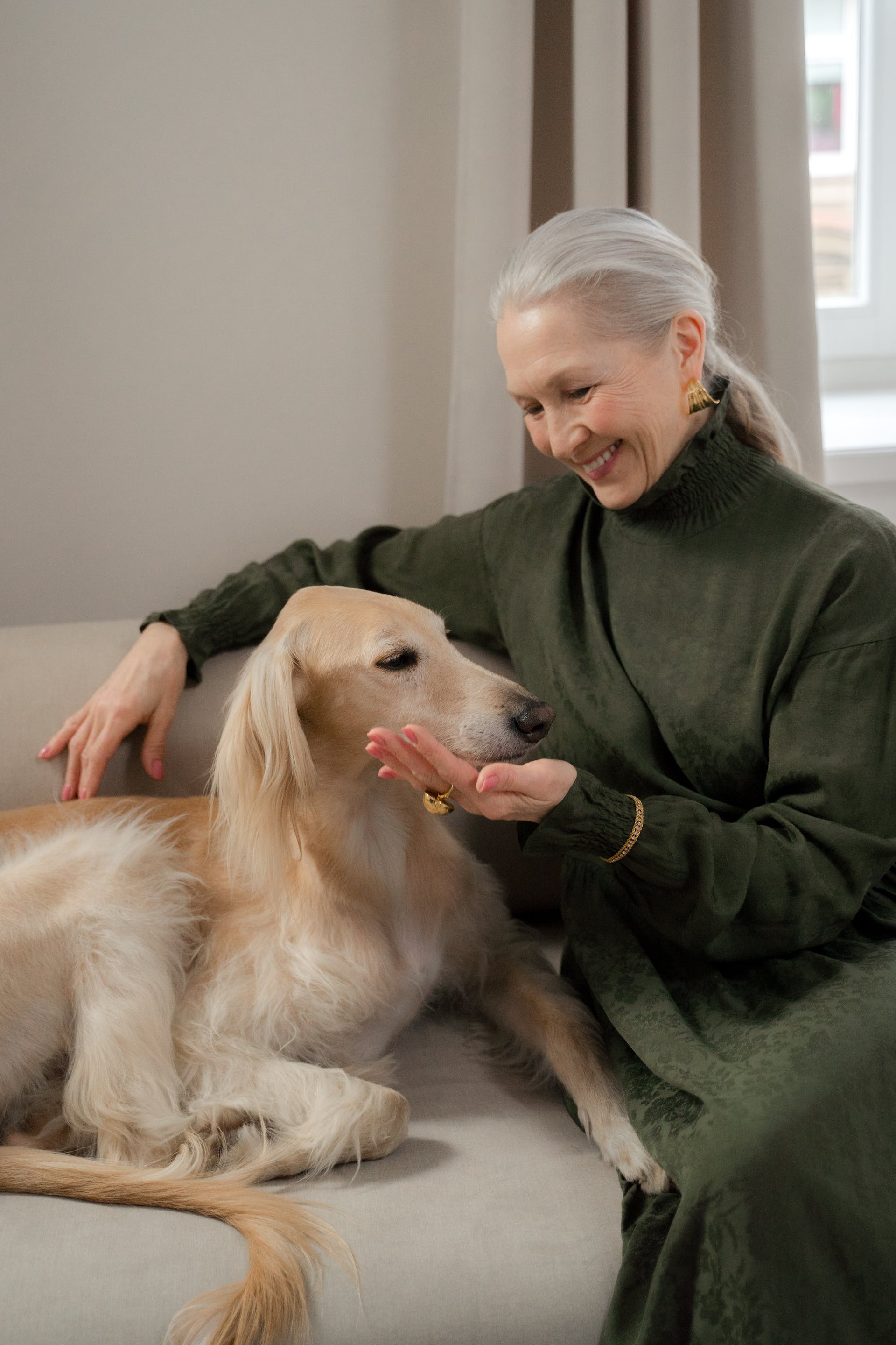 Eine ältere Frau verbringt Zeit mit ihrem Hund | Quelle: Pexels