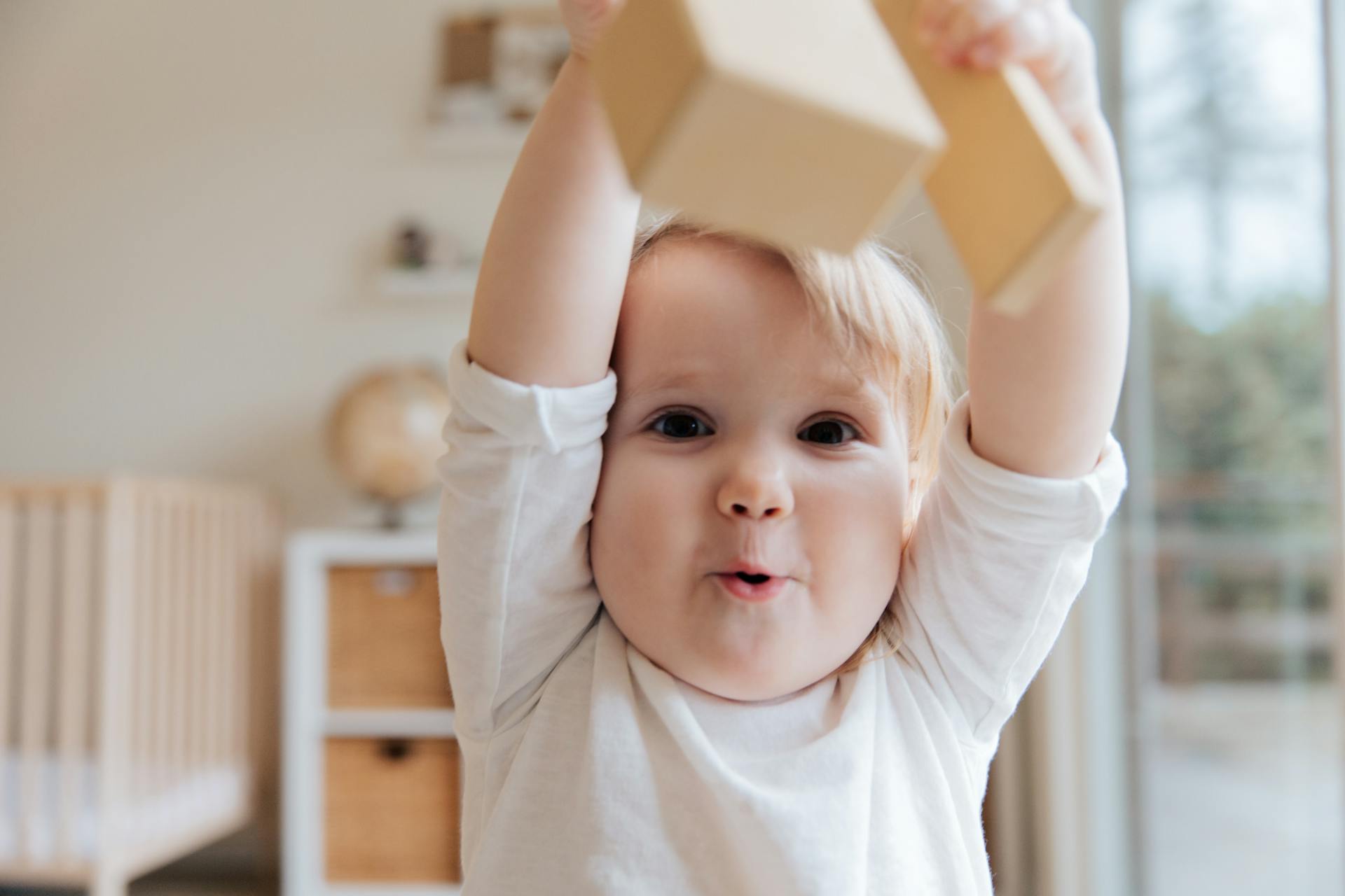 Ein kleiner Junge hält einen Holzklotz | Quelle: Pexels