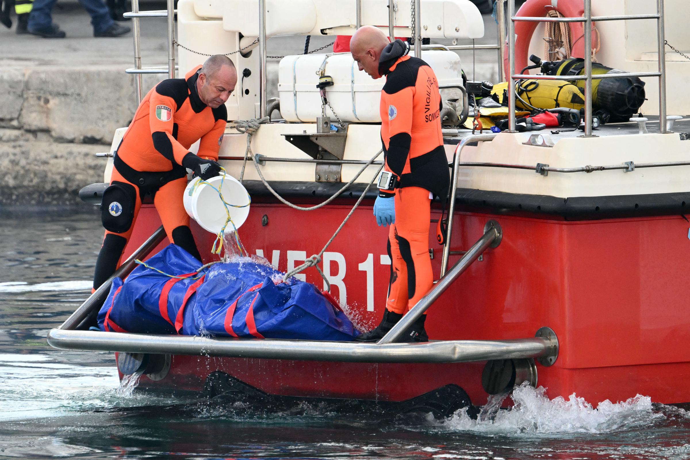 Retter tragen eine Leiche, nachdem Taucher in den Hafen von Porticello bei Palermo zurückgekehrt sind, am 22. August 2024, drei Tage nachdem die unter britischer Flagge fahrende Luxusyacht Bayesian gesunken ist. | Quelle: Getty Images