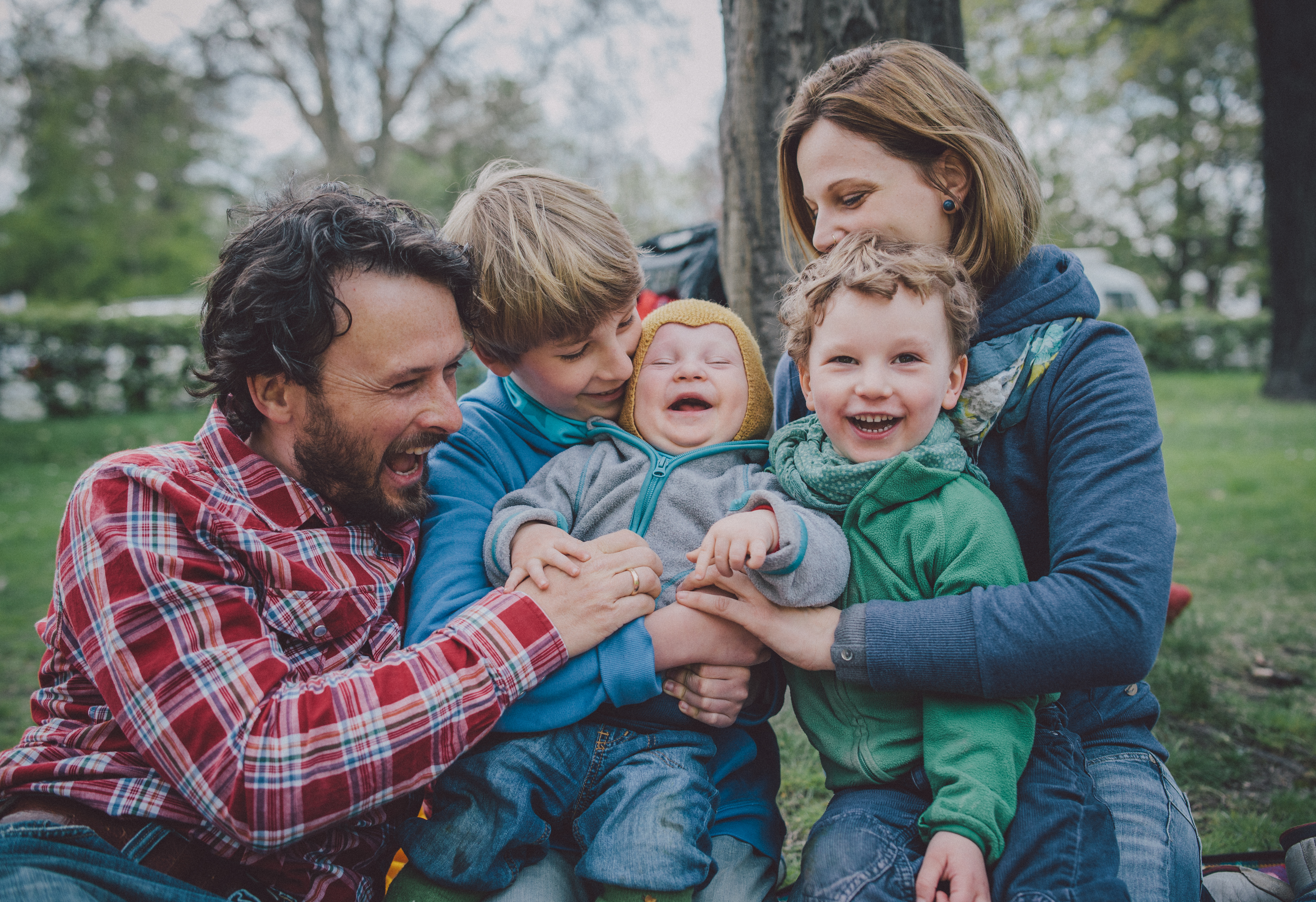 Glückliche Familie im Park | Quelle: Getty Images