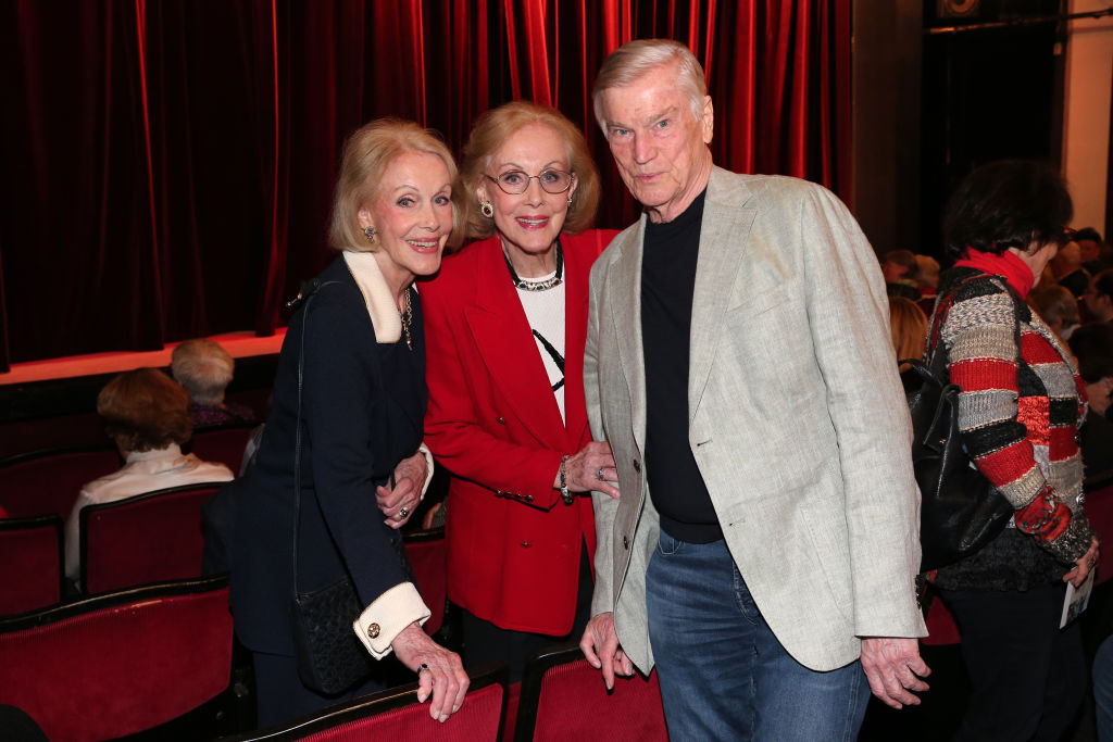 Ellen Kessler, Alice Kessler und Jochen Busse bei der Theaterpremiere von "Das perfekte Geheimnis" in der Komödie im Bayerischen Hof am 11. April 2024 in München | Quelle: Getty Images