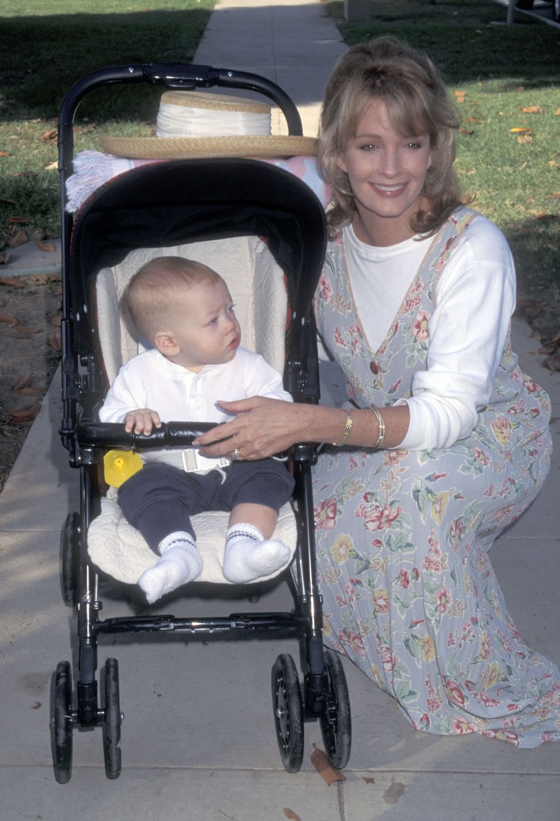 Deidre Hall und ihr Sohn bei der Caring for Babies with AIDS' Fifth Annual Stroll-A-Thon Benefizveranstaltung am 12. November 1995 im Roxbury Park in Beverly Hills, Kalifornien. | Quelle: Getty Images