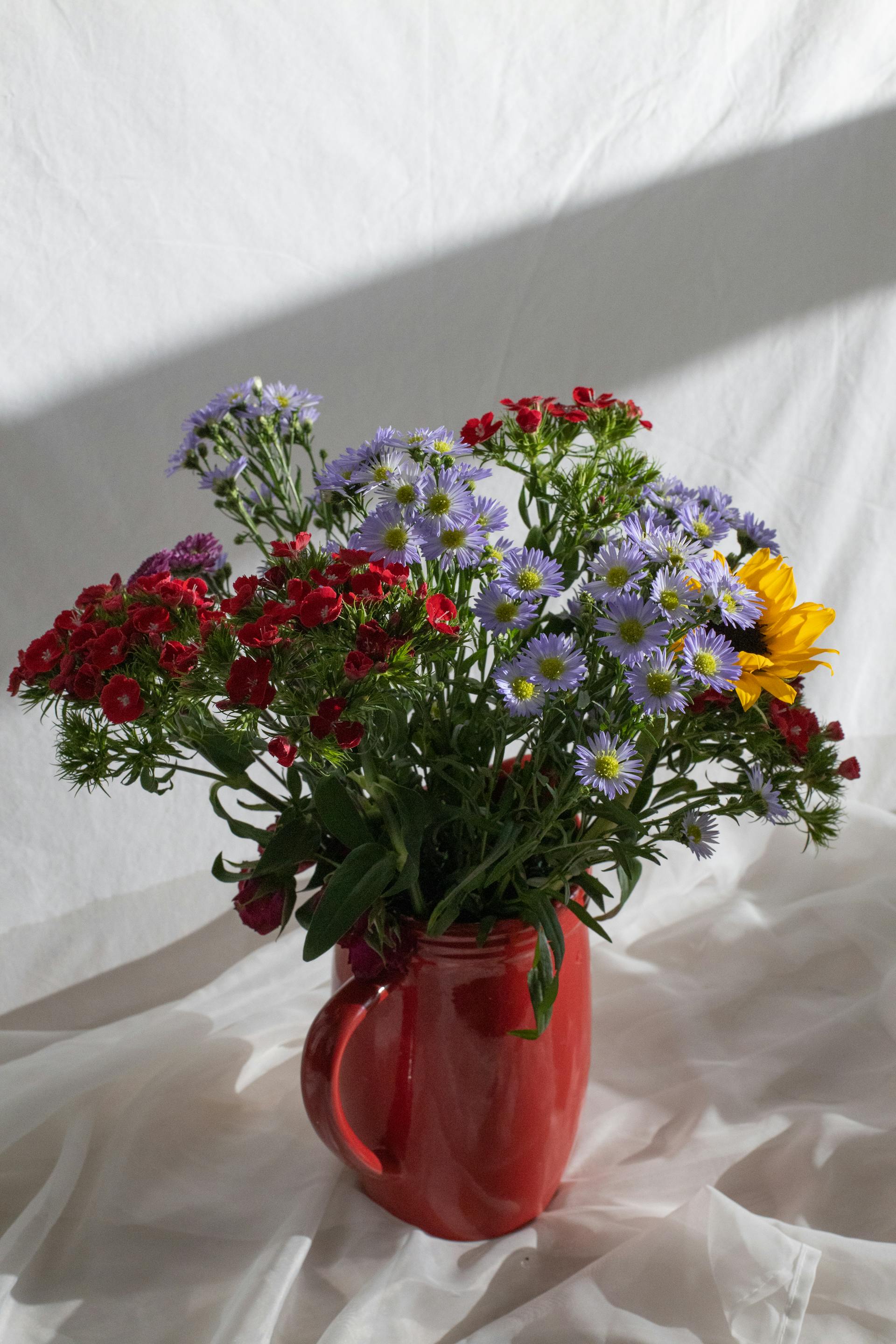 Ein Blumenstrauß in einem Becher | Quelle: Pexels