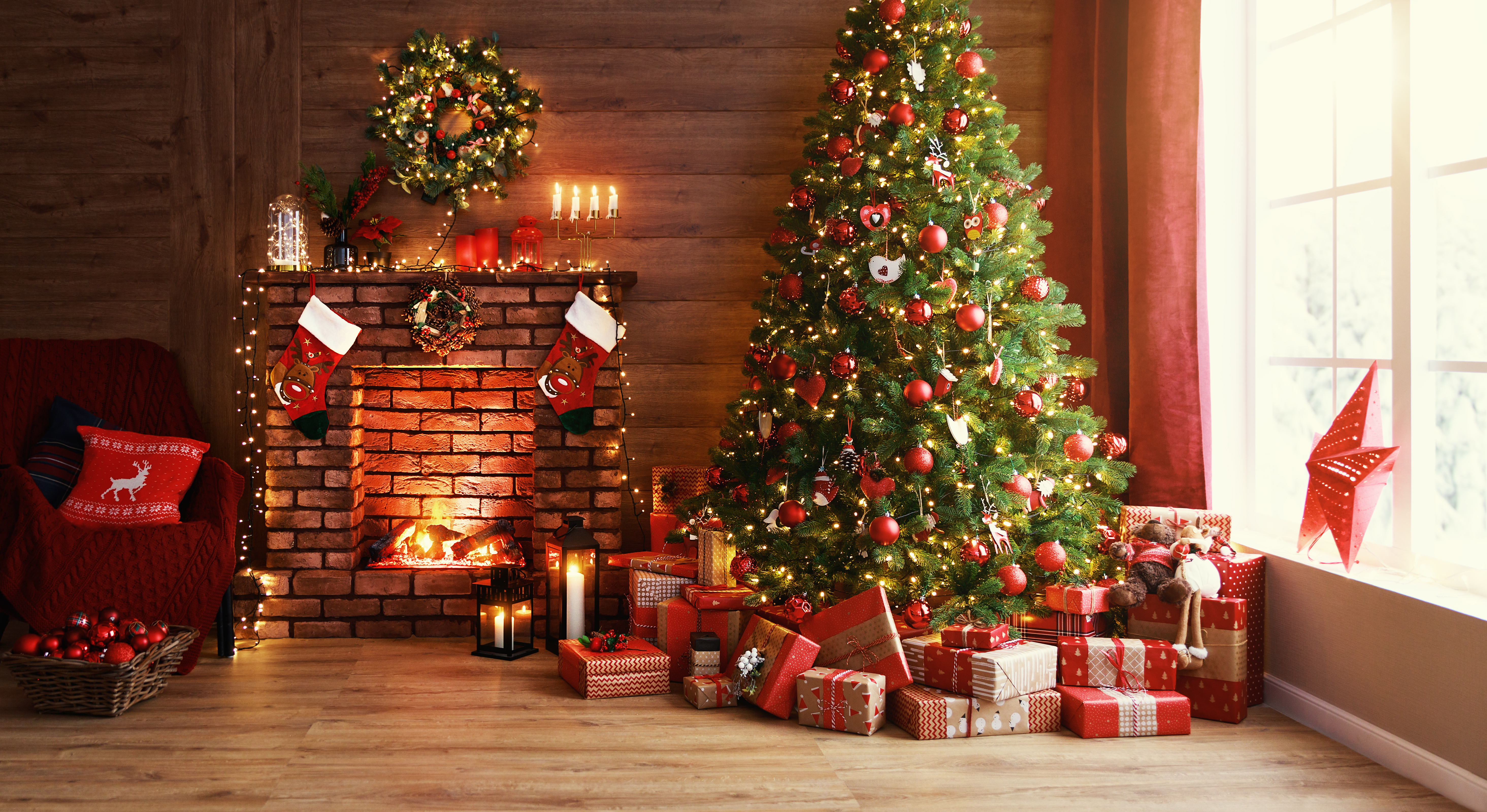 Geschenkkartons unter einem Weihnachtsbaum | Quelle: Shutterstock