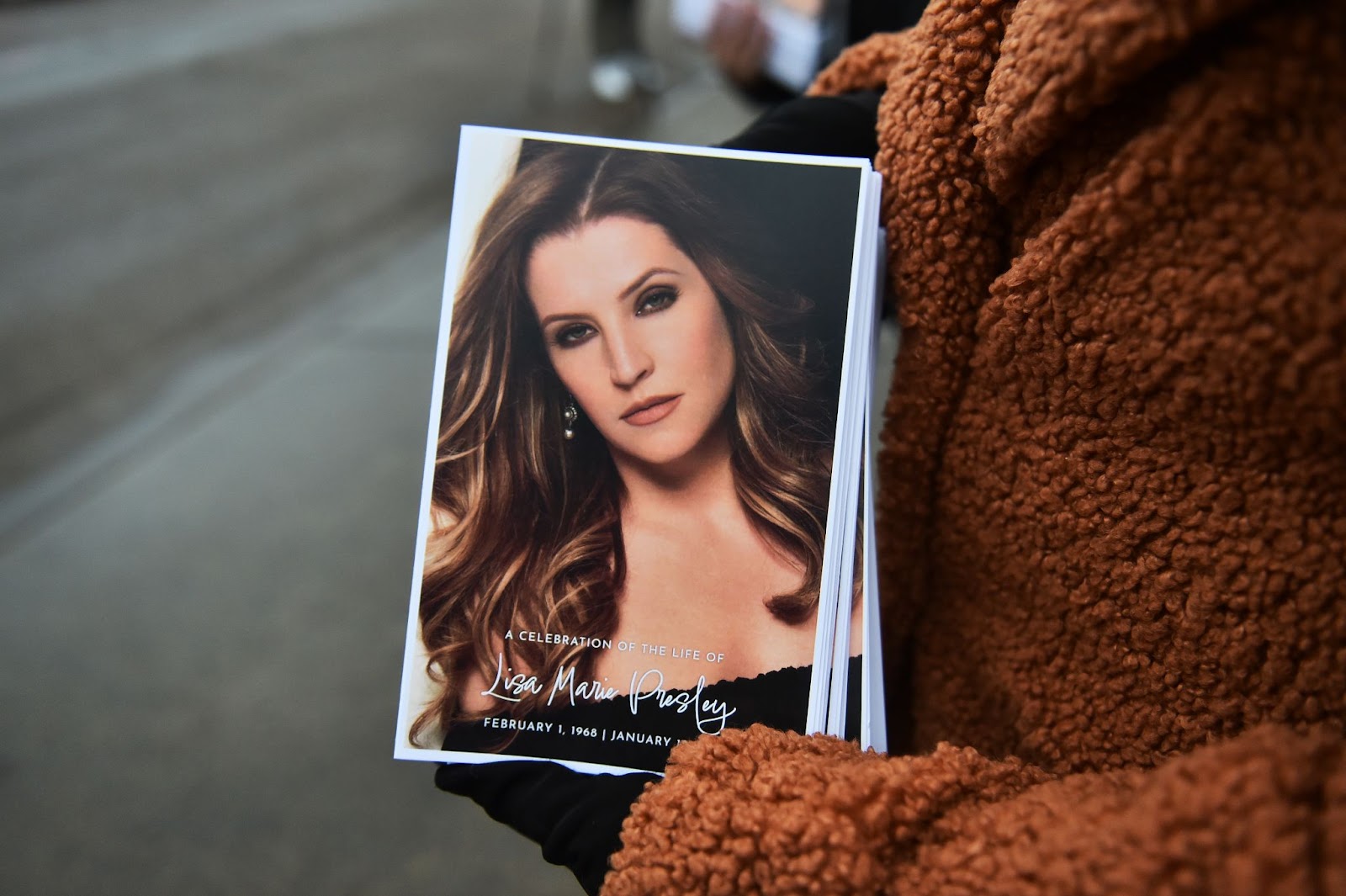 Ein Programm bei der öffentlichen Gedenkfeier für Lisa Marie Presley am 22. Januar 2023 in Memphis, Tennessee. | Quelle: Getty Images