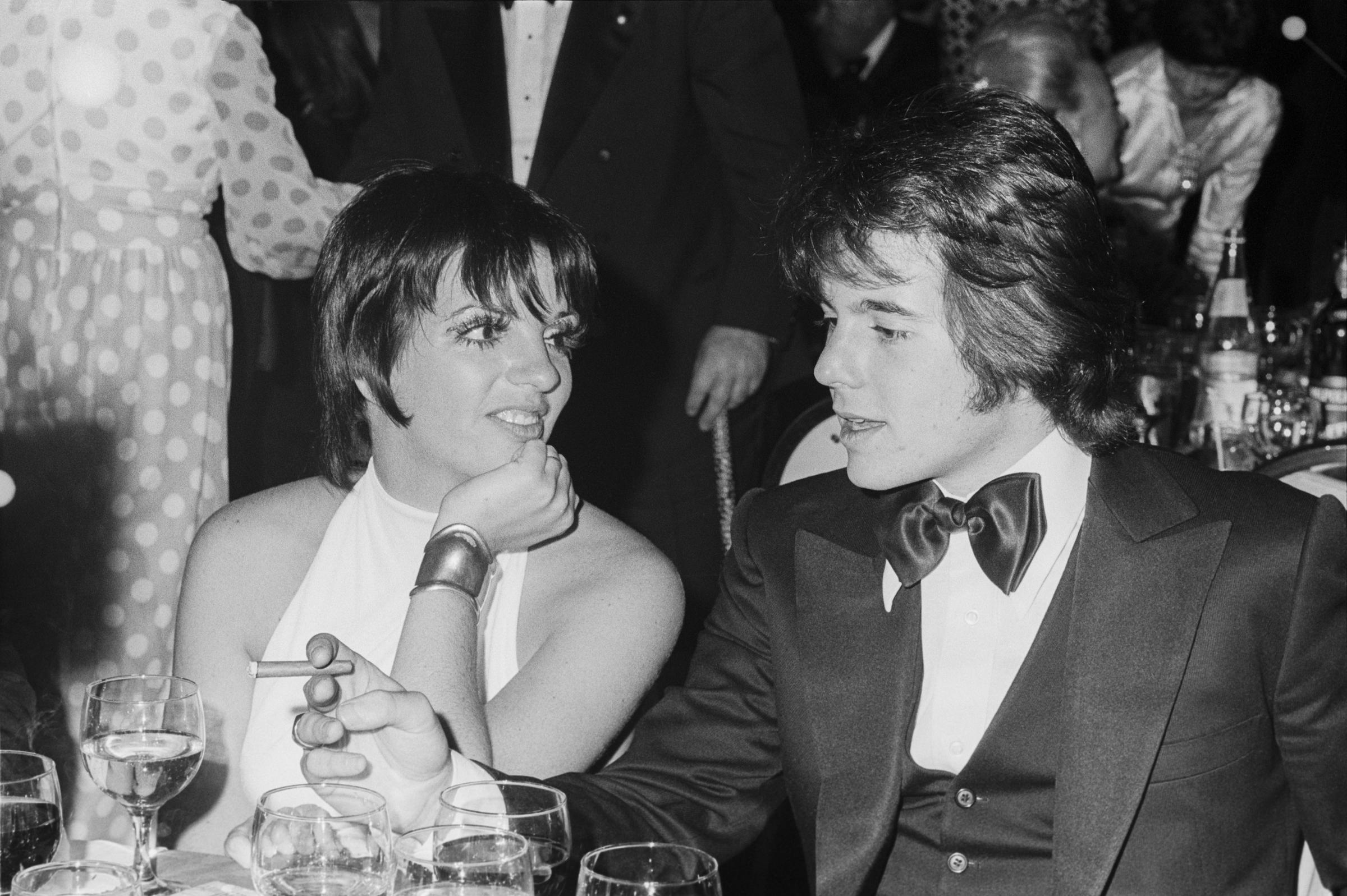 Desi Arnaz Jr. und Liza Minnelli bei einer Veranstaltung mit schwarzer Krawatte, um 1970, in New York | Quelle: Getty Images