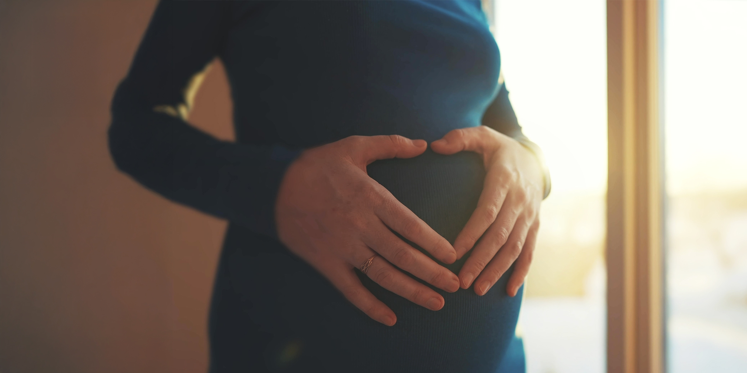 Frau hält ihren schwangeren Bauch | Quelle: Shutterstock