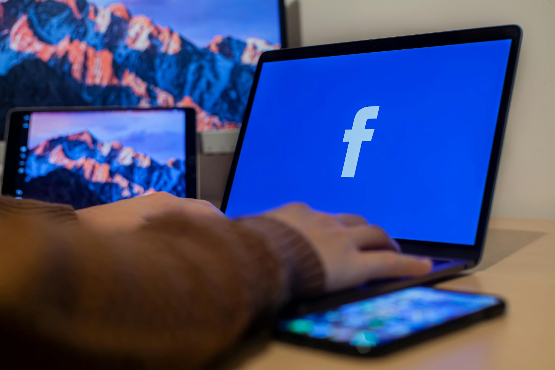 Ein Laptop mit dem Facebook-Logo | Quelle: Pexels