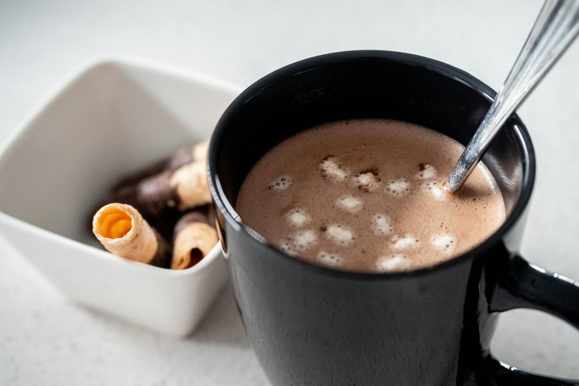 Ein Becher mit heißer Schokolade | Quelle: Pexels